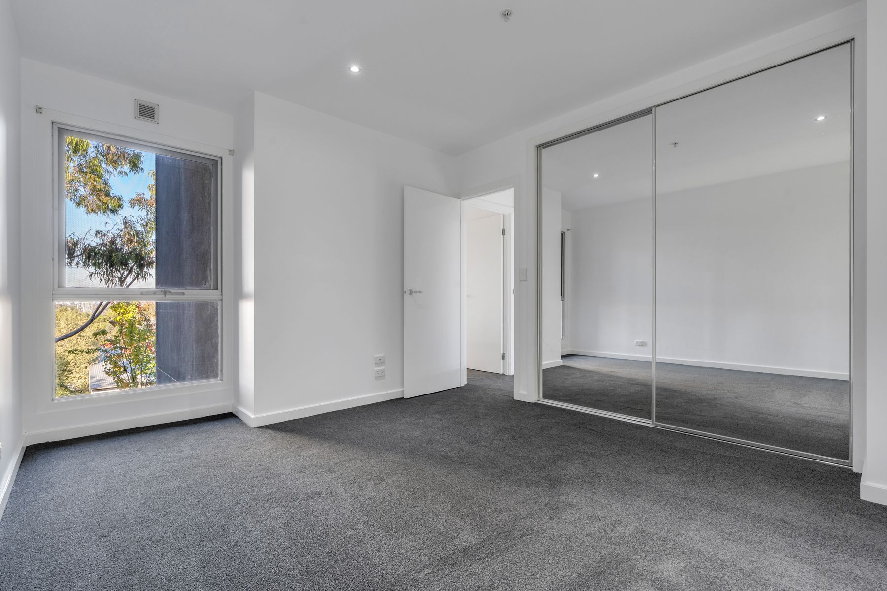 33/777 Bell Street — photo 8 of 16