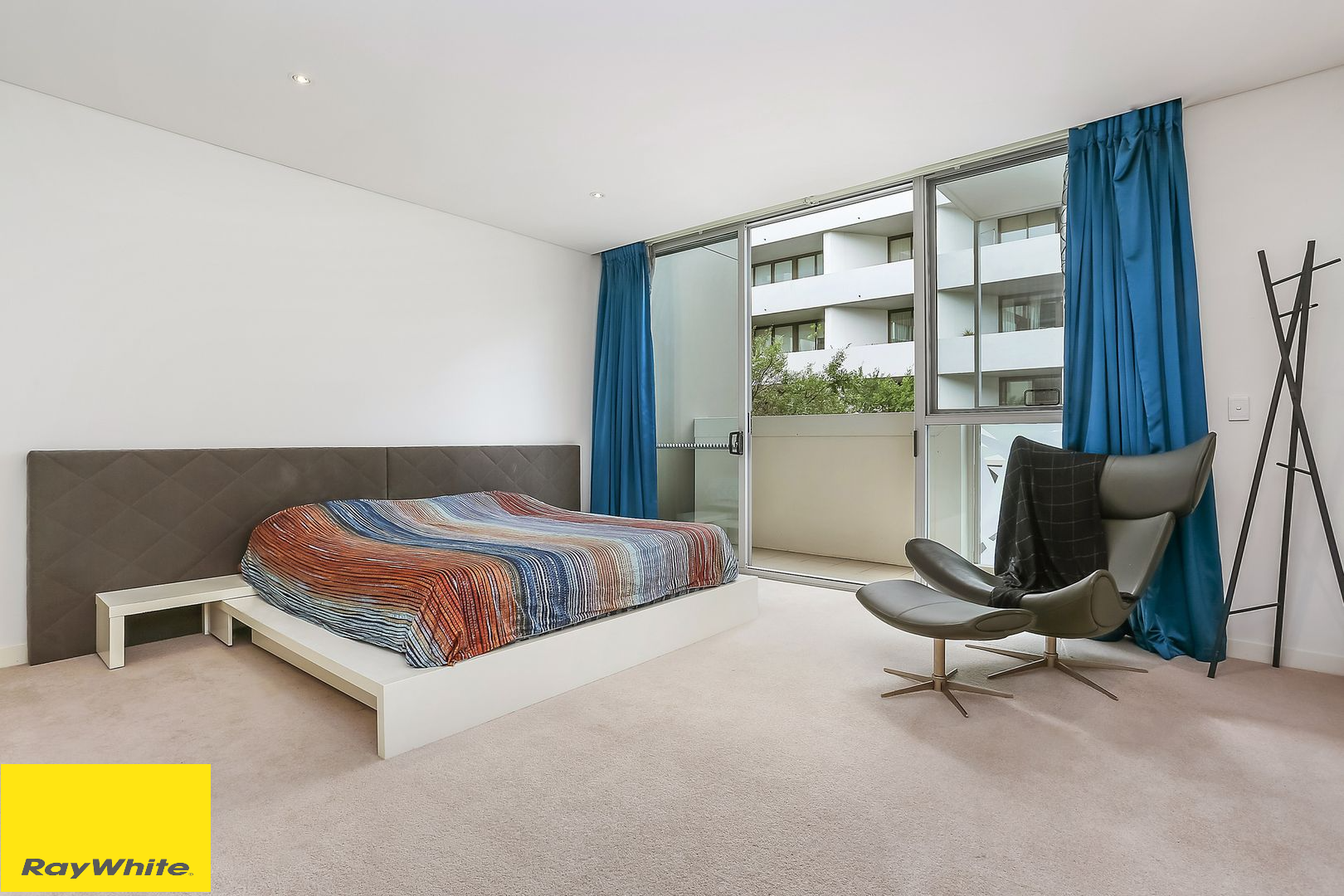 1 Victoria Park Prade — photo 3 of 5