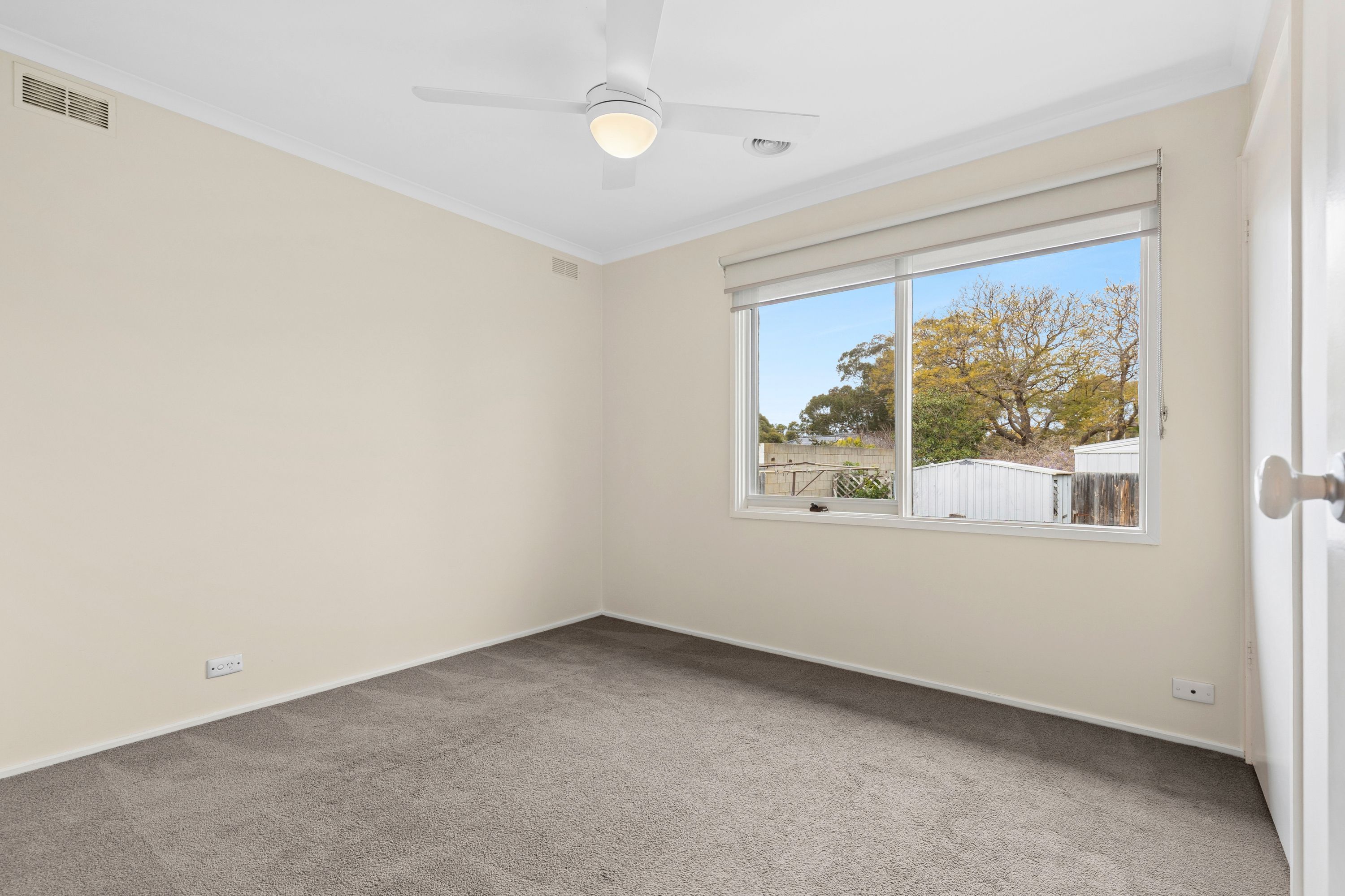 18 Sheeran Crescent — photo 10 of 16