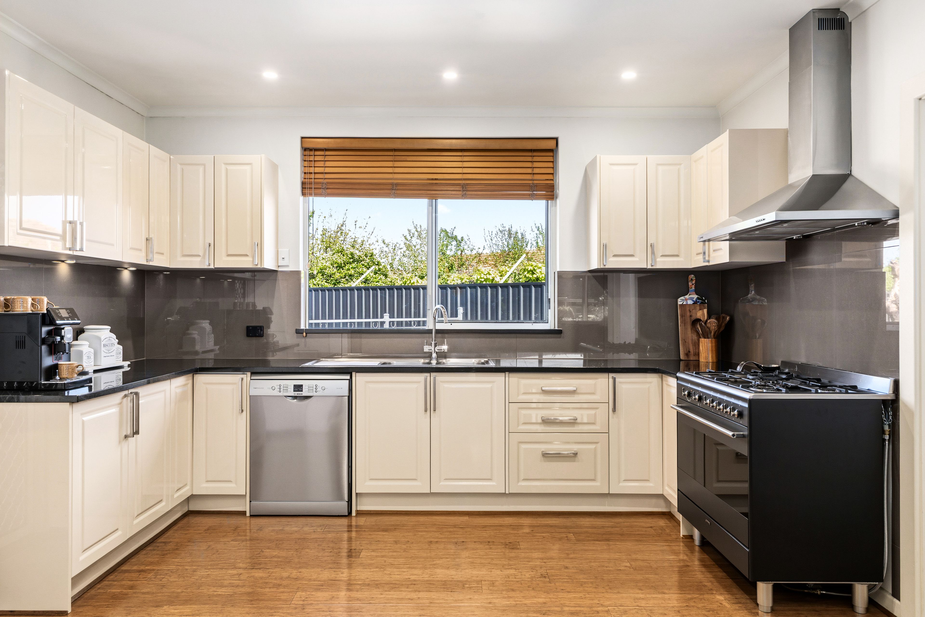 33 Oakleigh Road — photo 4 of 17