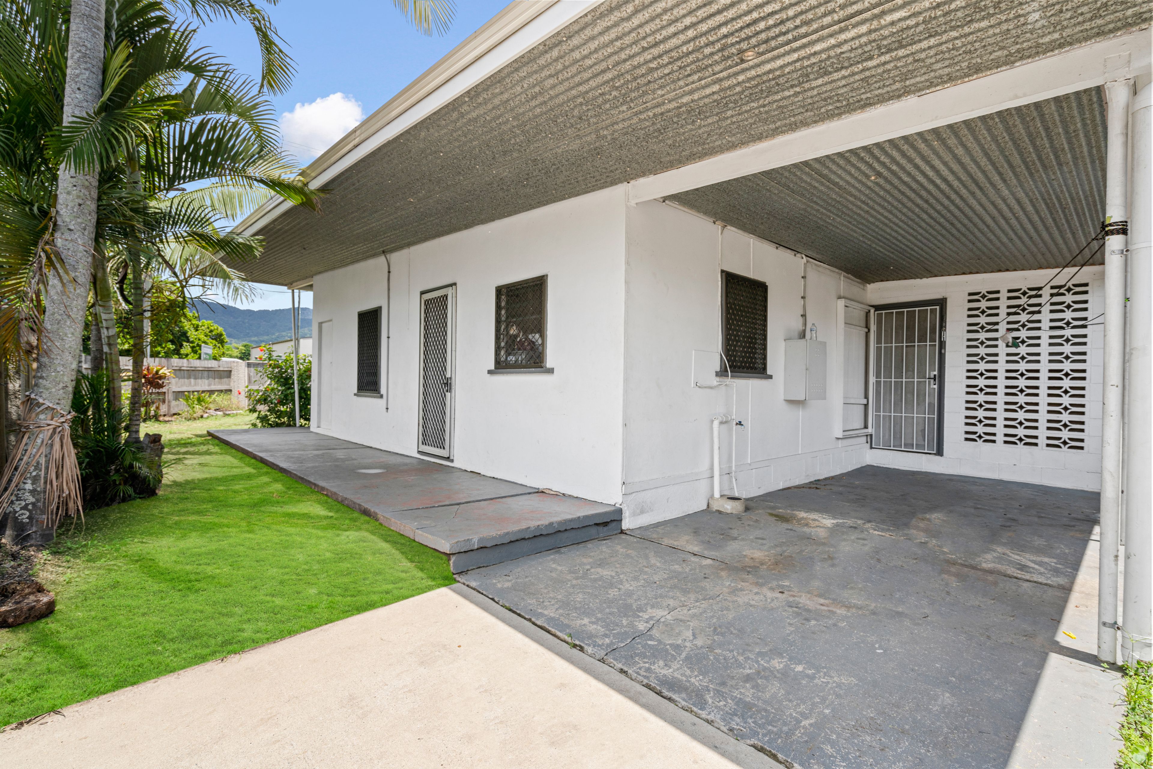 1/276 McCoombe Street, Westcourt, QLD 4870