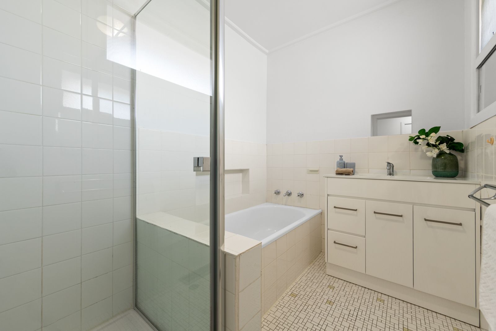 2/4 Raynes Street — photo 9 of 13