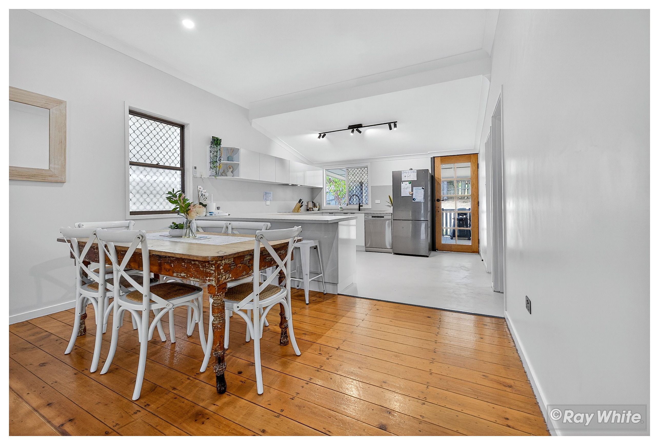 4 Davidson Street, Cooee Bay QLD 4703