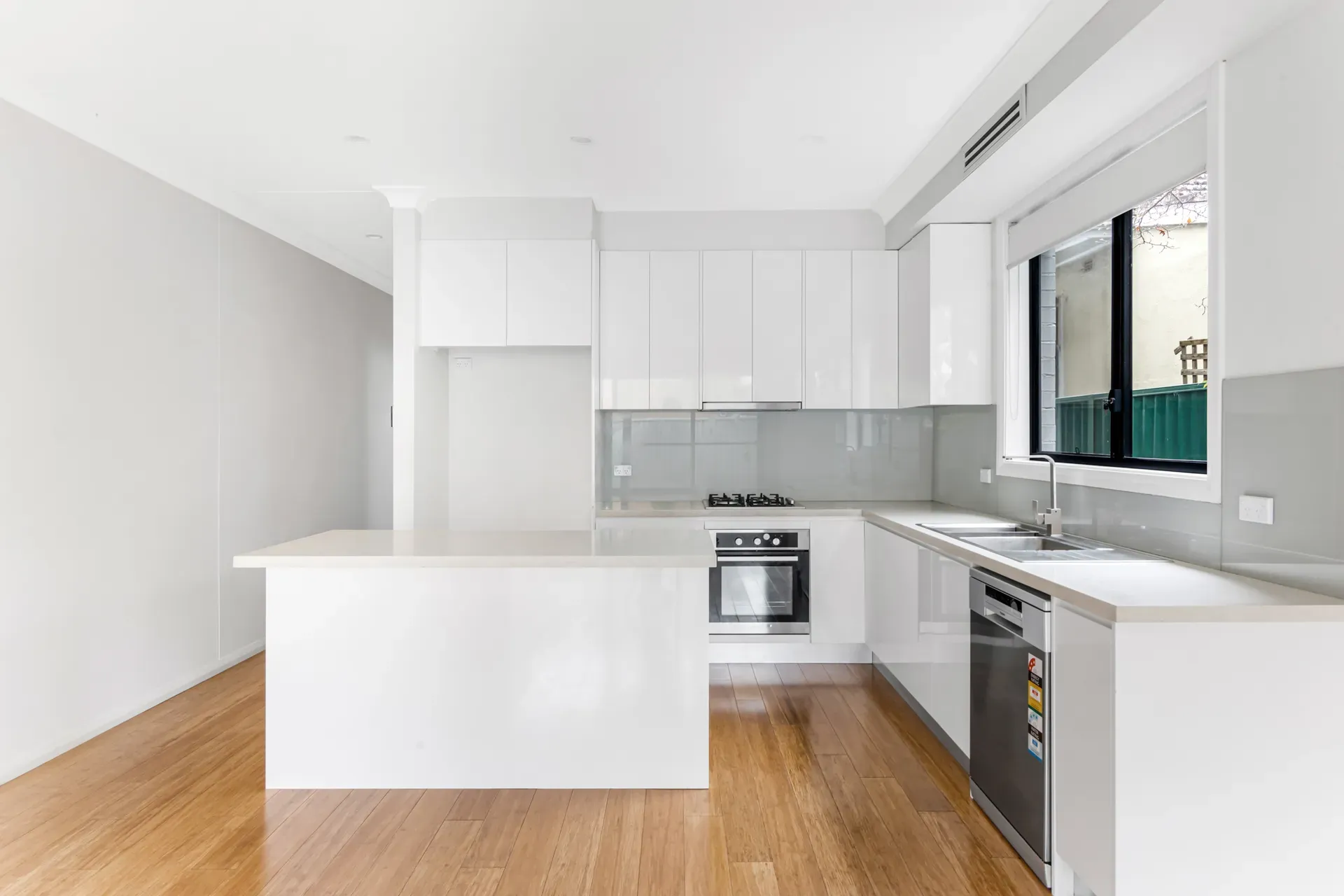 28 Acland Street — photo 3 of 10
