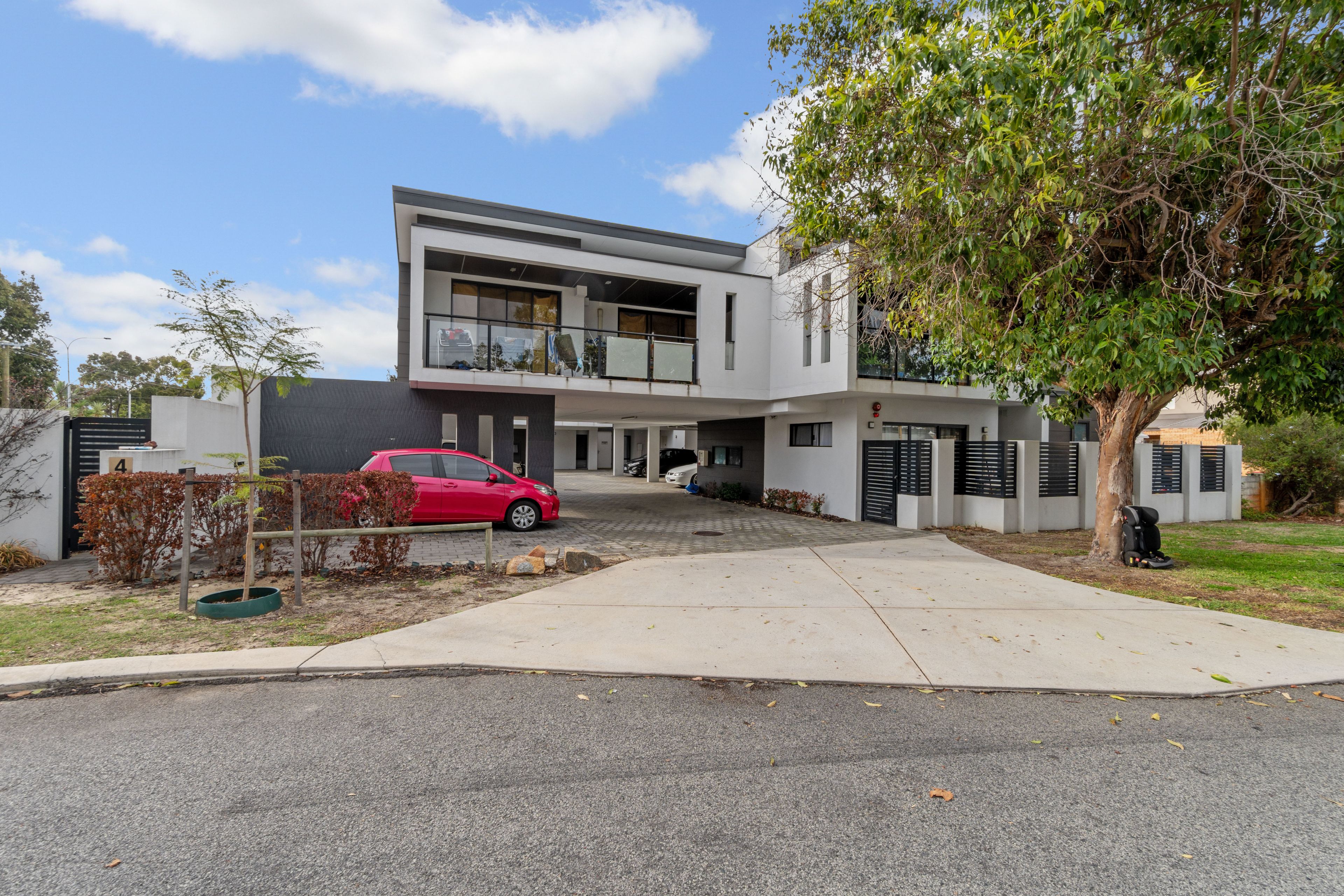3/4 Endeavour Road, Morley WA 6062