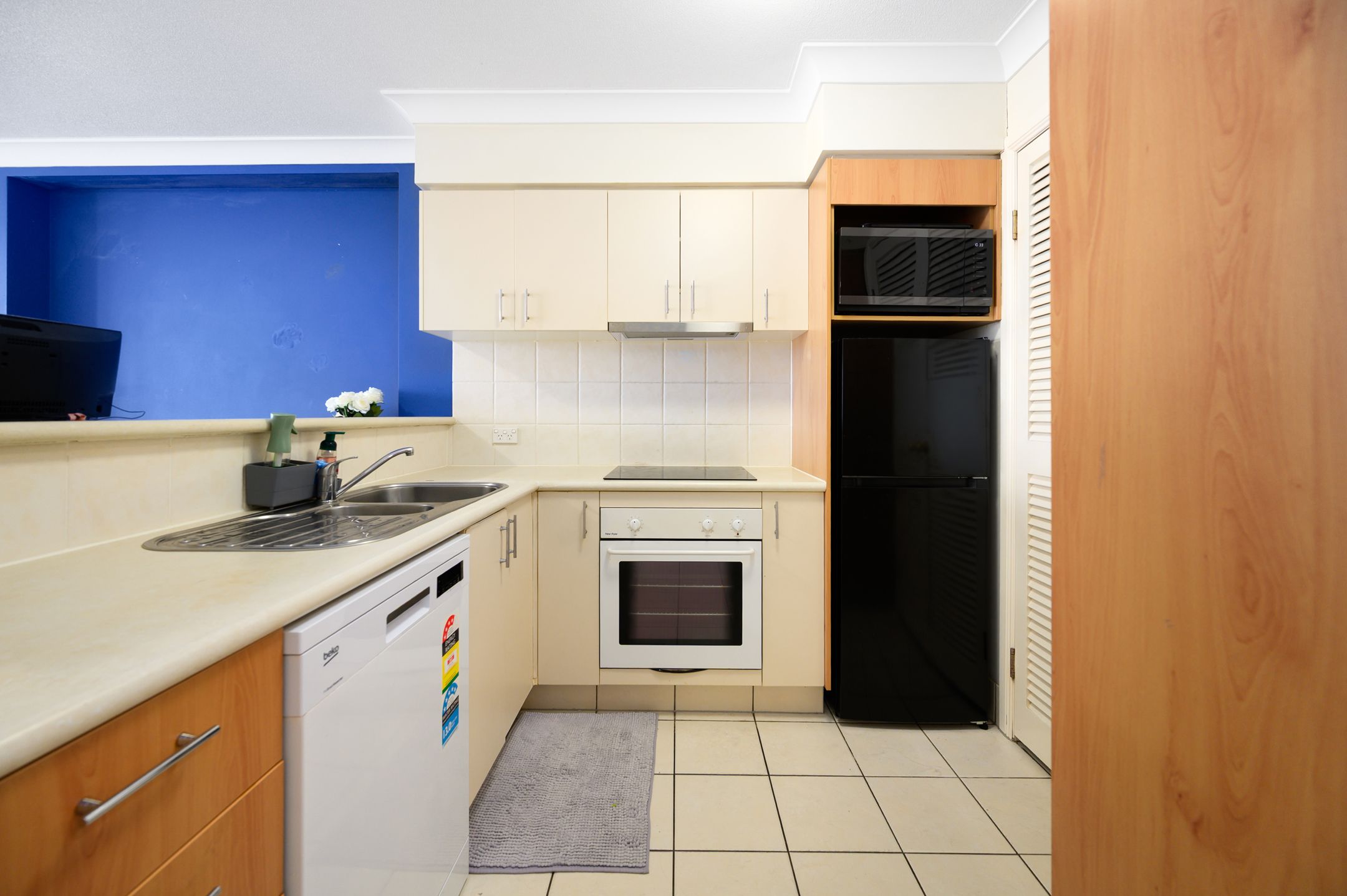 3058/2623-2633 Gold Coast Highway — photo 10 of 16