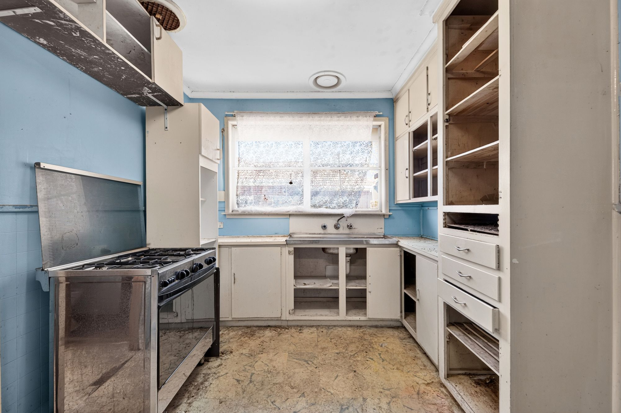 27 Robertson Crescent — photo 3 of 20