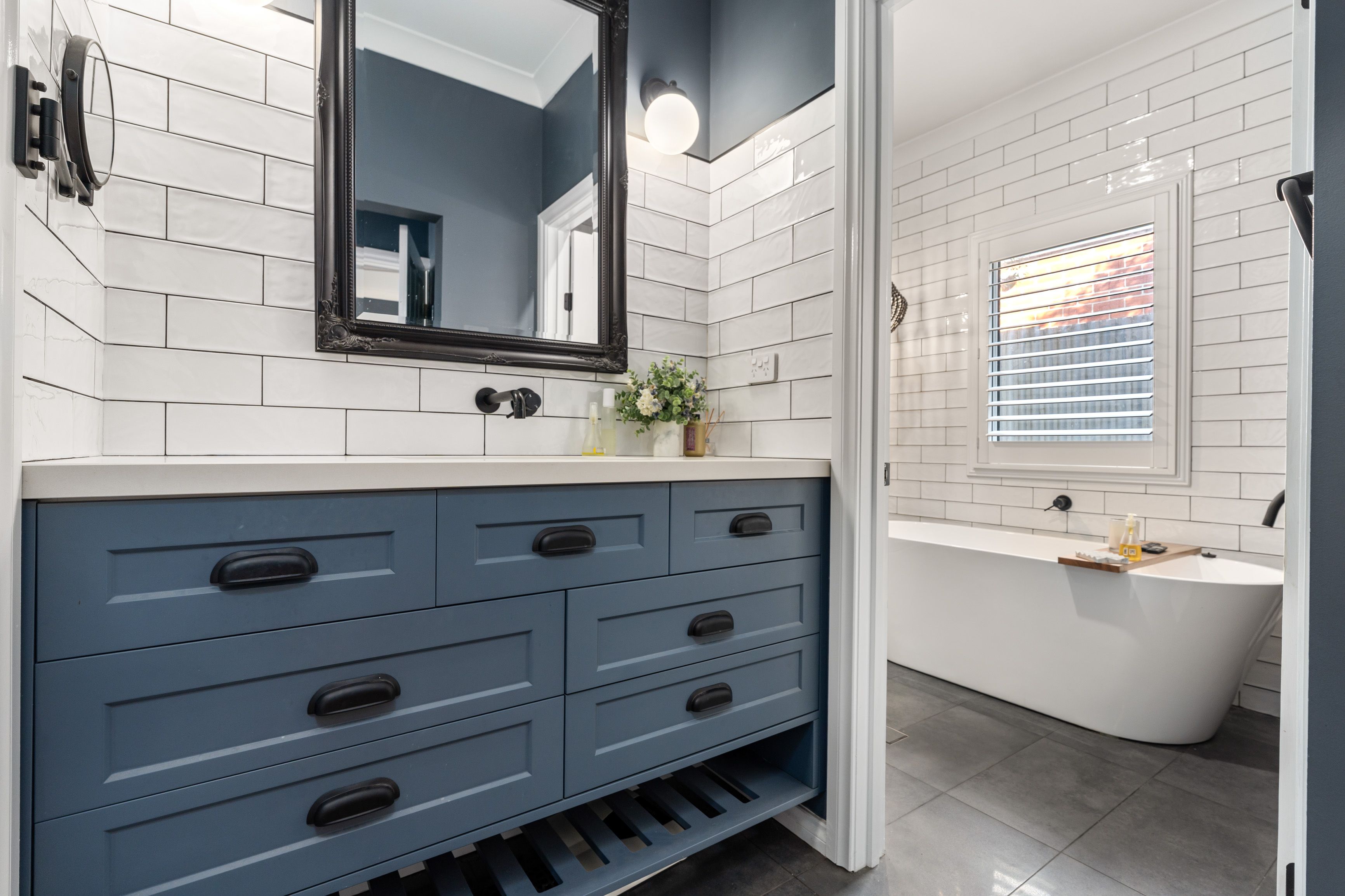 586 Whinray Crescent — photo 6 of 25