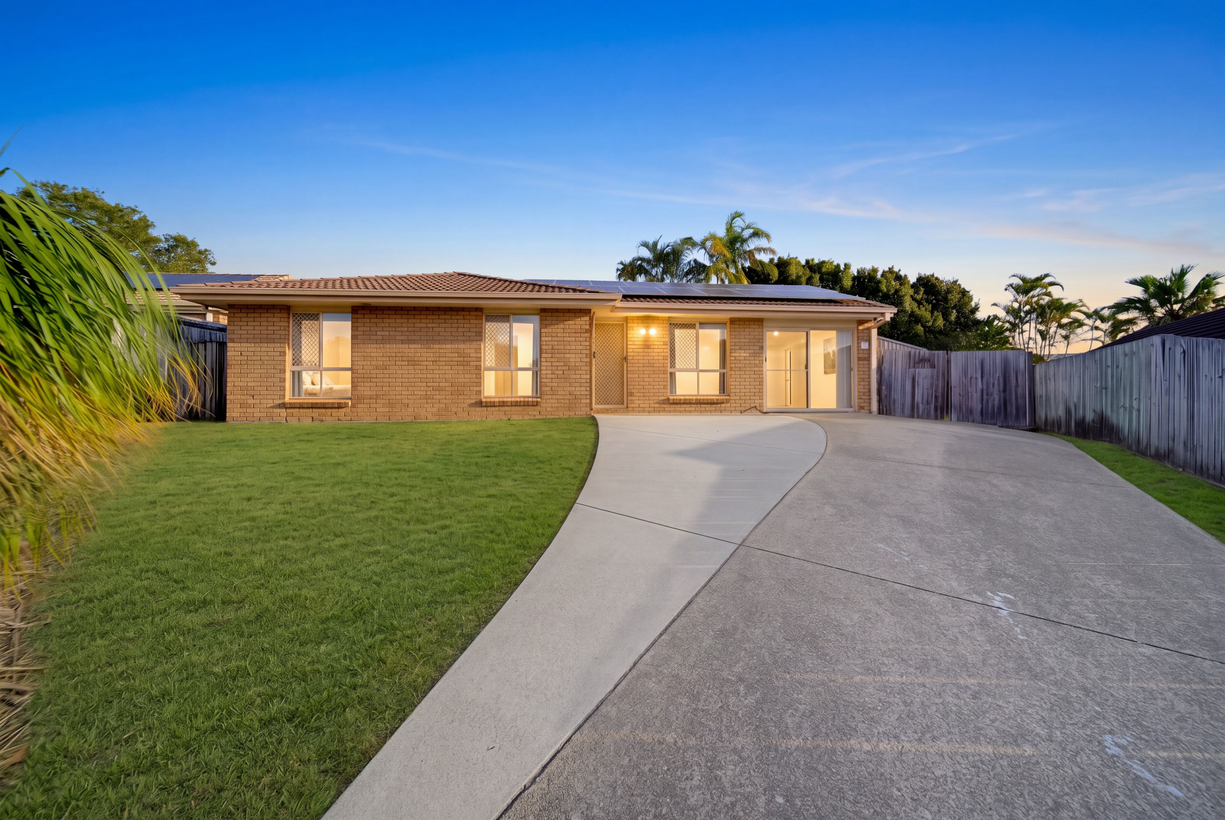 9 Jewel Court, Regents Park, QLD 4118