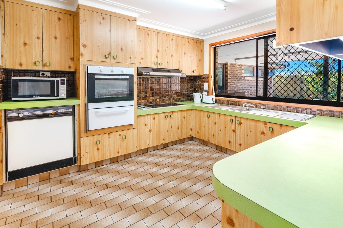 9 Milan Court, Isle Of Capri, QLD 4217