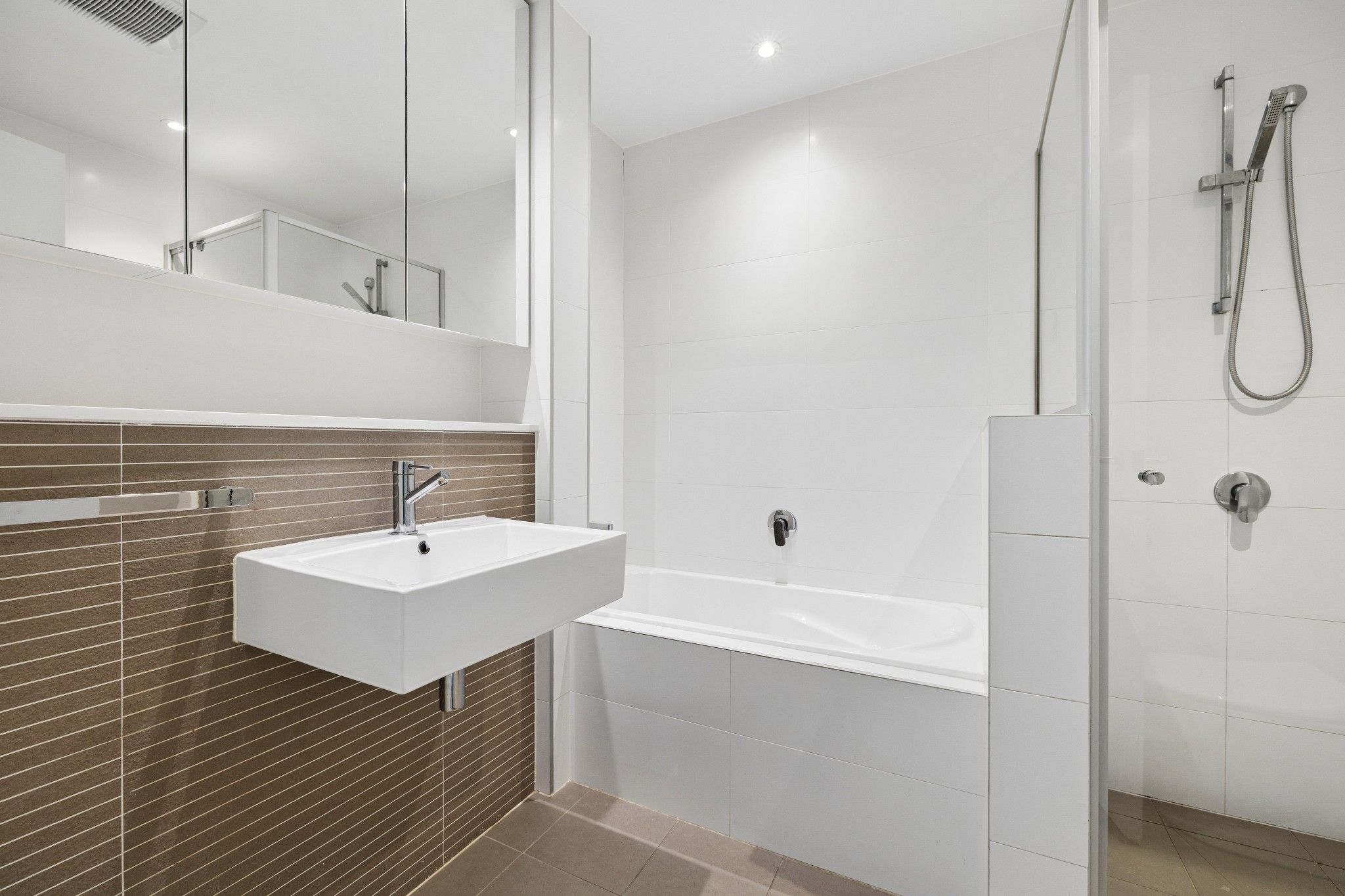 527/43 Amalfi Drive — photo 8 of 19