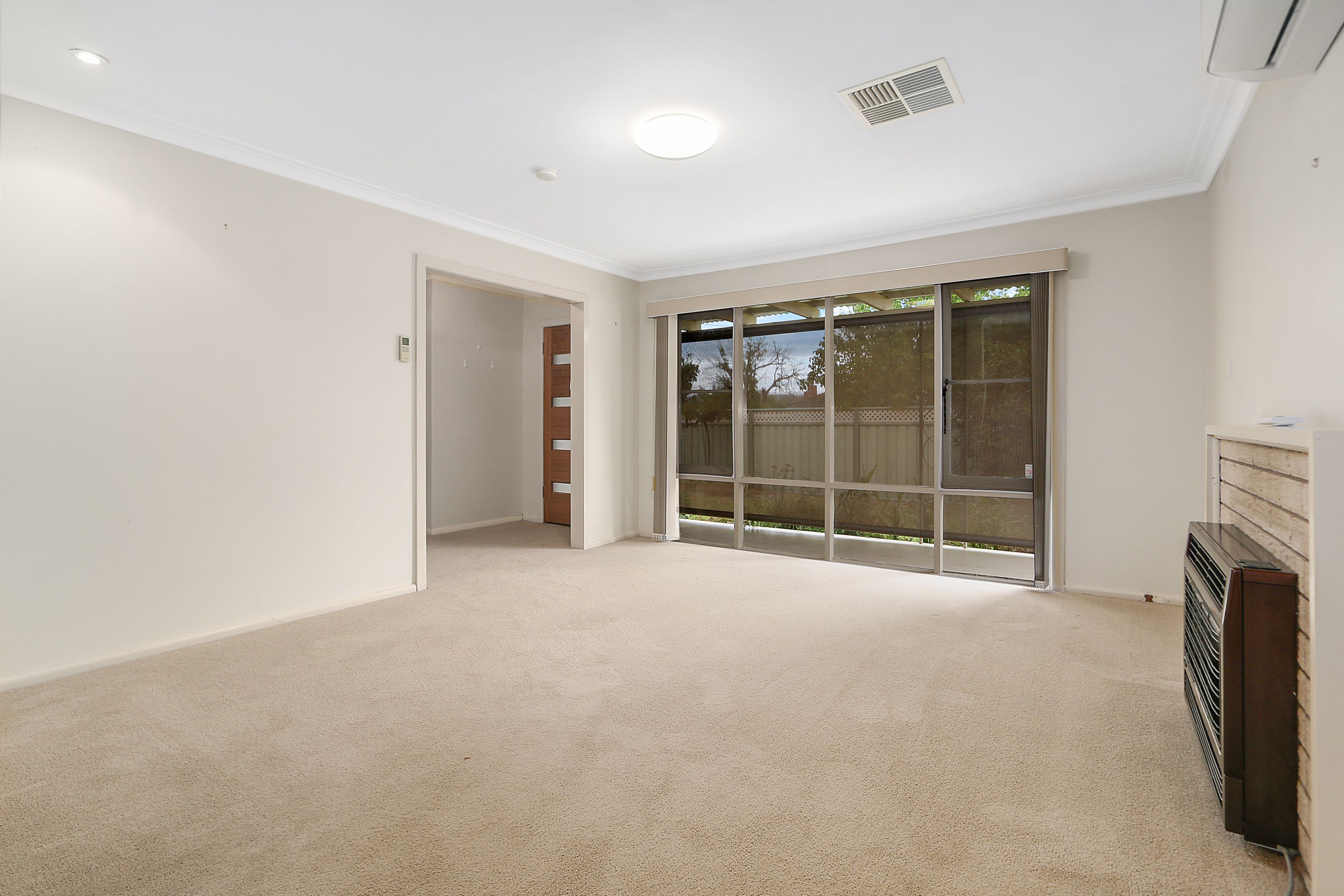 392 Hedley Crescent — photo 3 of 8