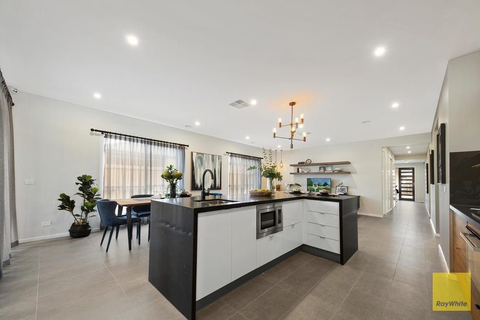 20 Wiltshire Boulevard — photo 6 of 16