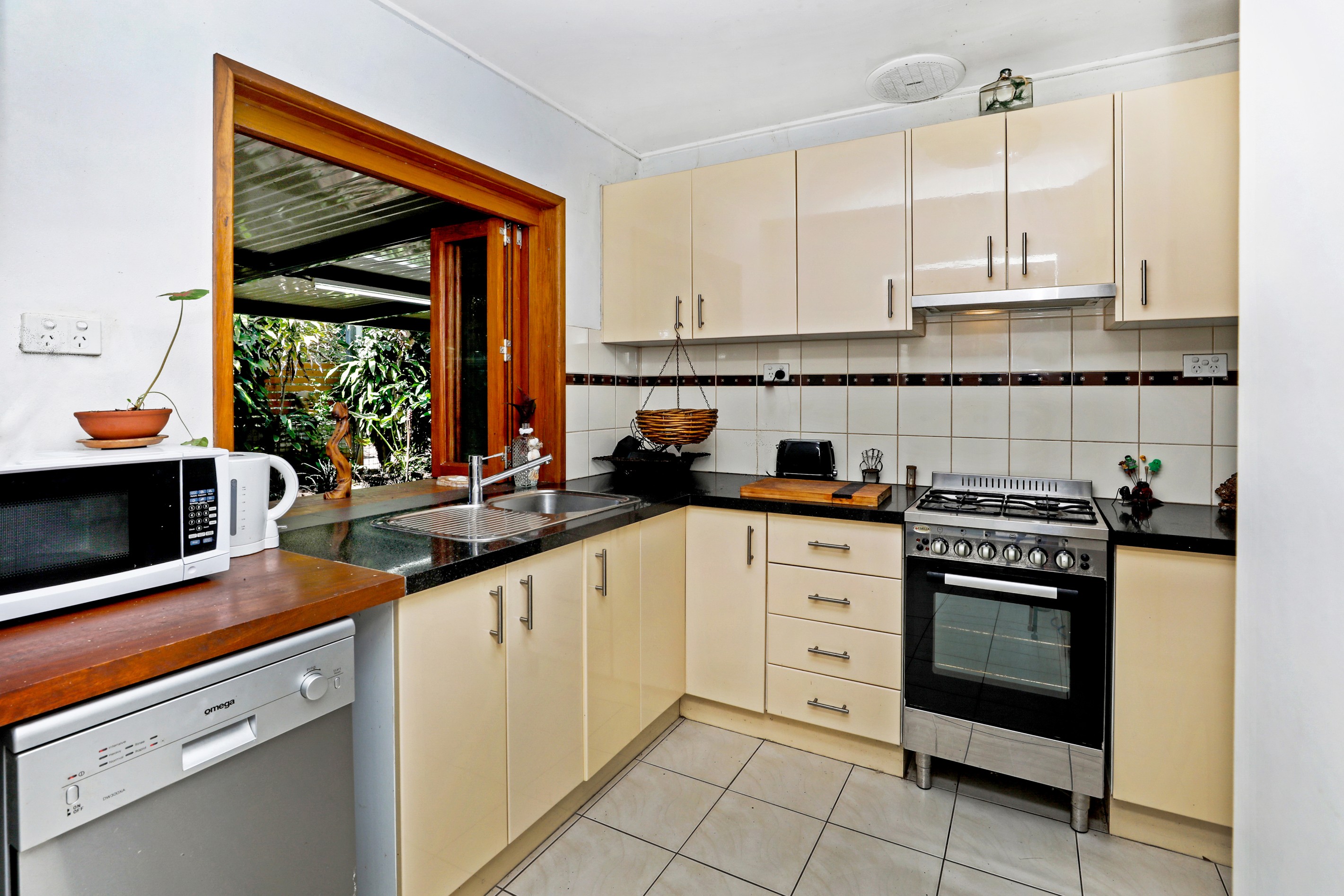 2/2 Granadilla Street, Holloways Beach, QLD 4878