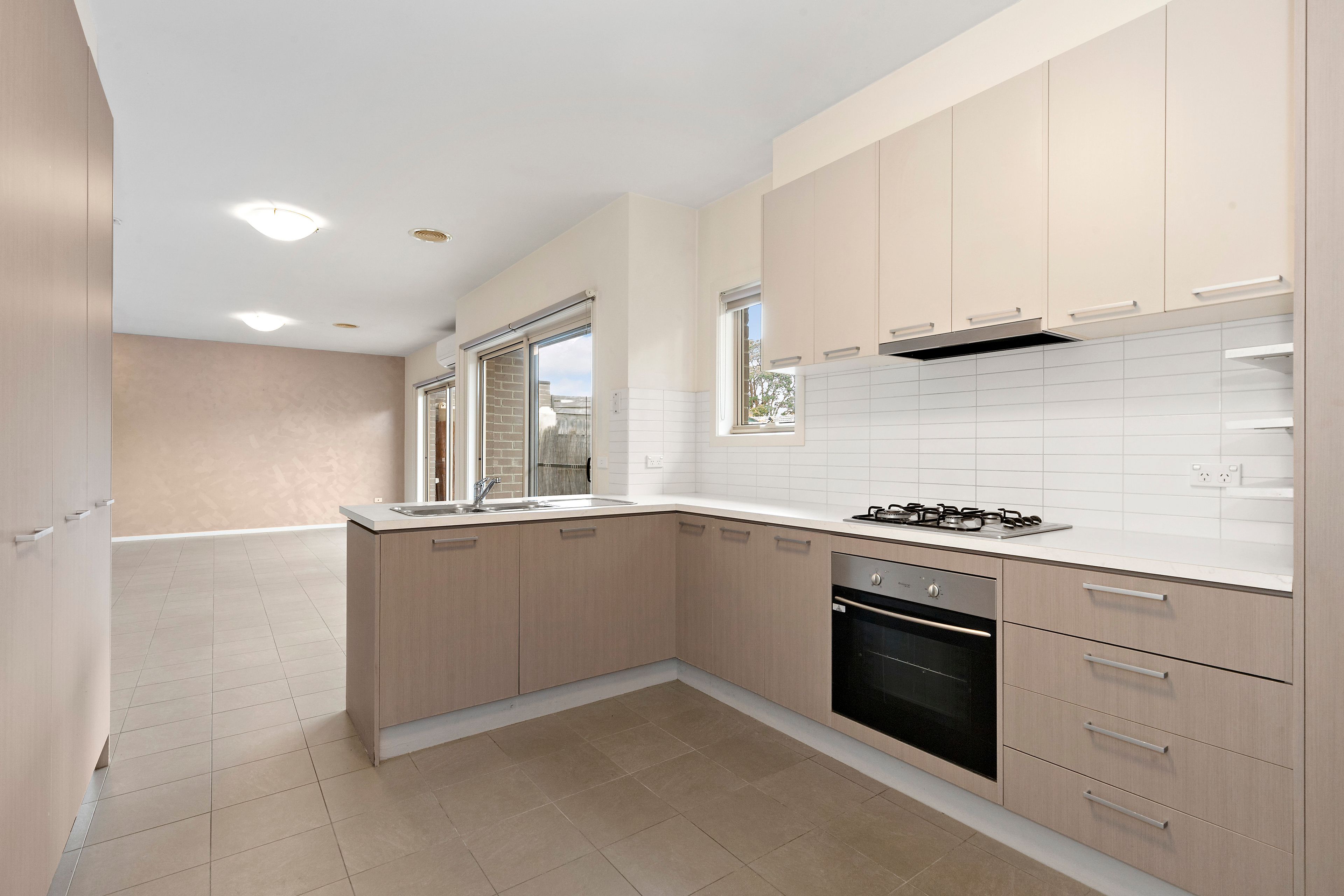 2/58 Roberts Street — photo 3 of 6