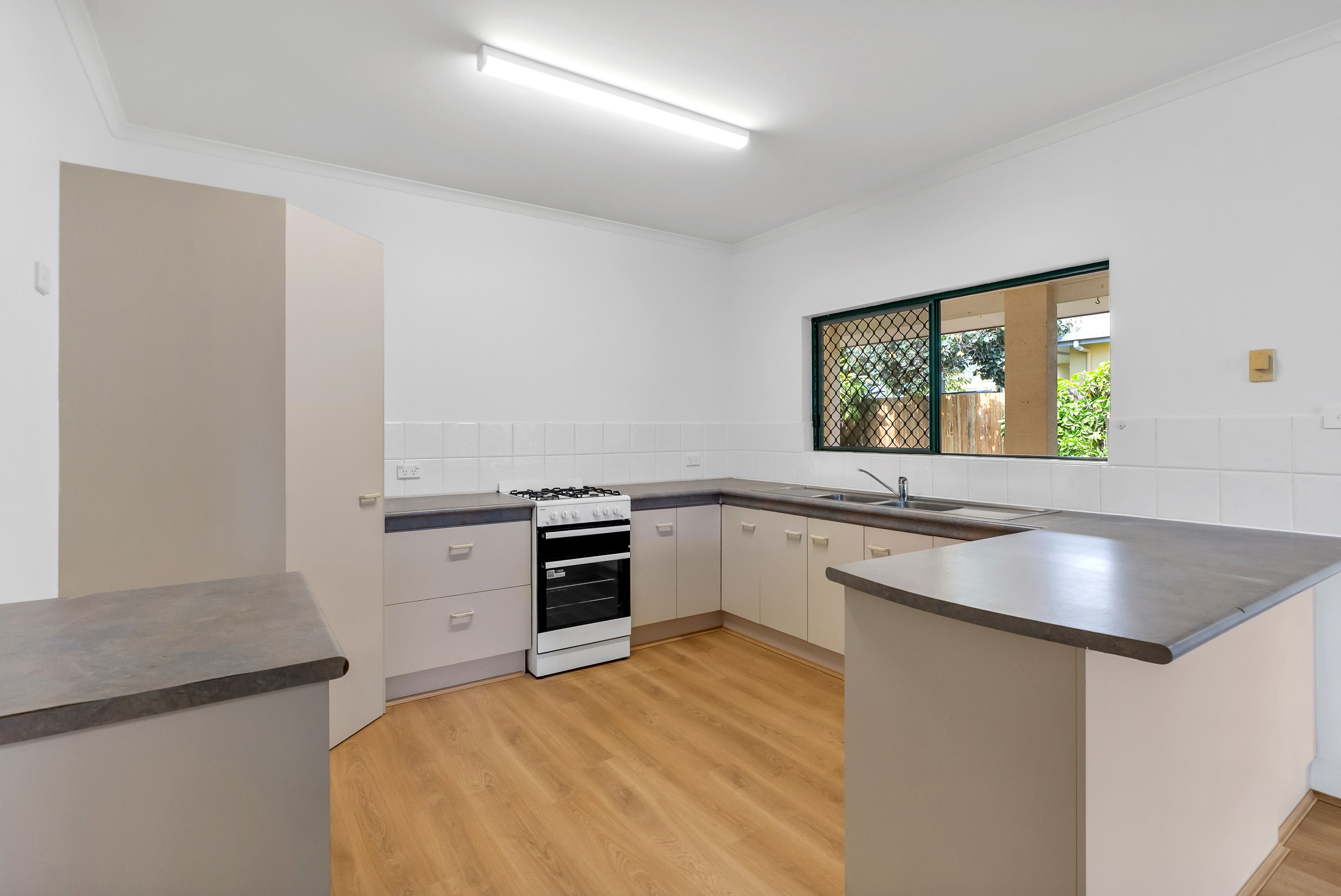 11 Dolphin Close — photo 9 of 22