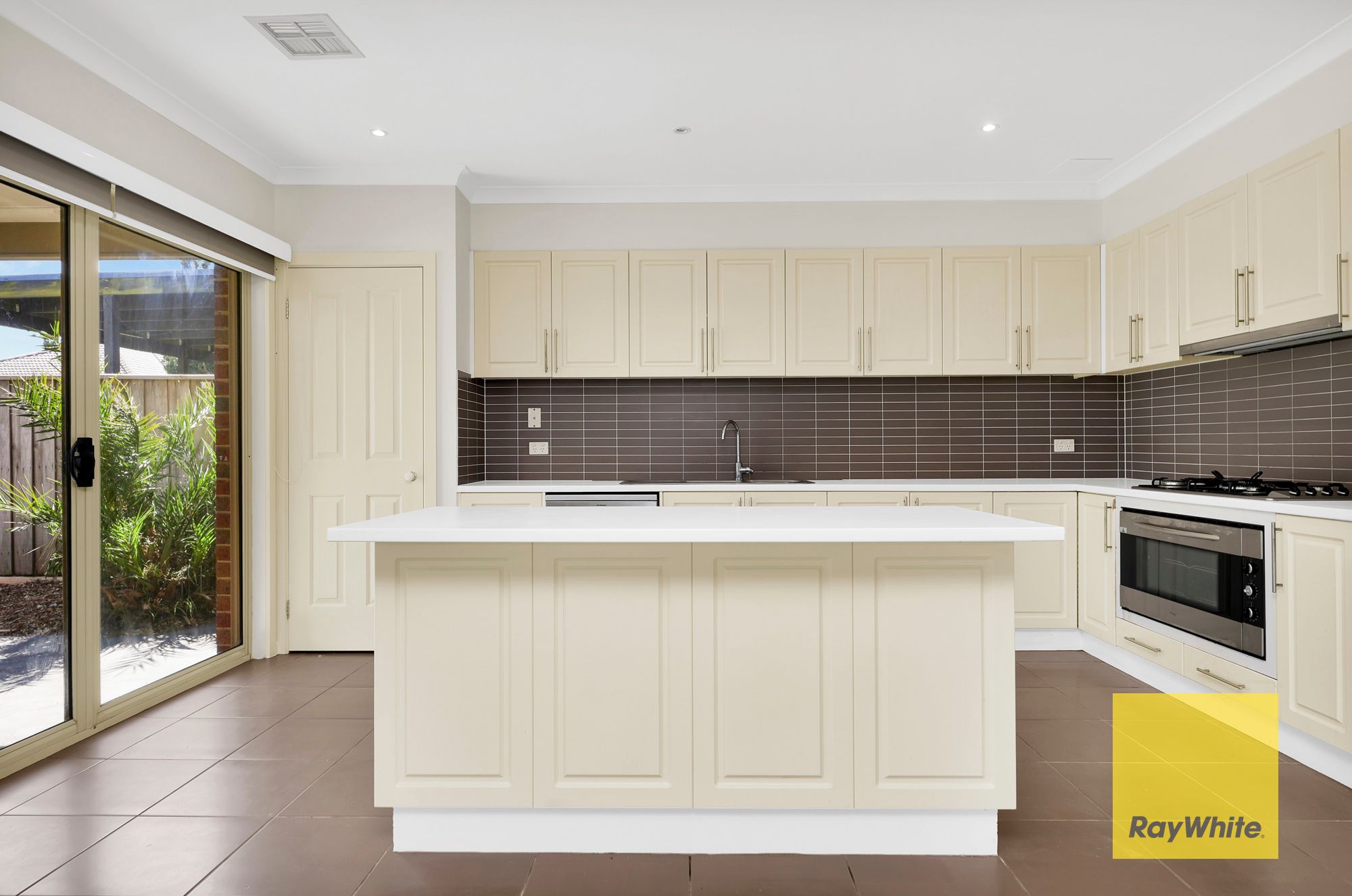 83 Riverdale Boulevard — photo 4 of 23