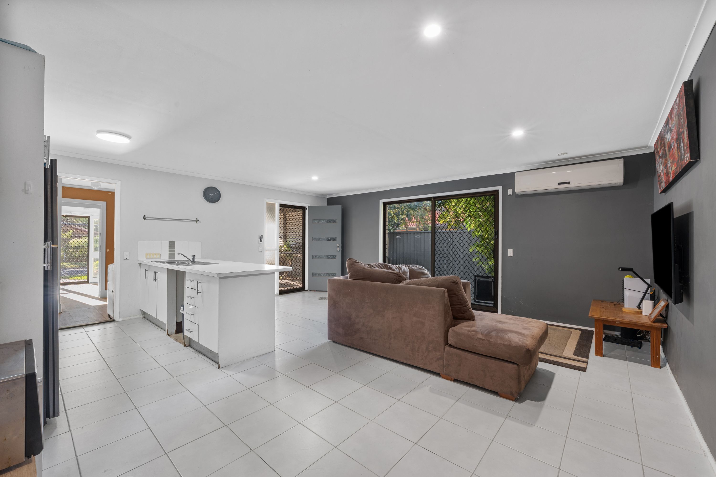 2/5 Inchcape Court — photo 3 of 23
