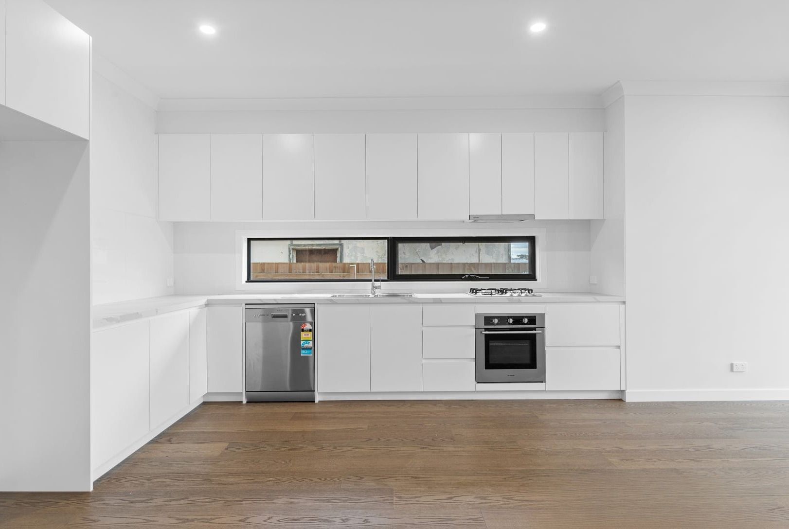 3/8 Birdwood Avenue — photo 3 of 7