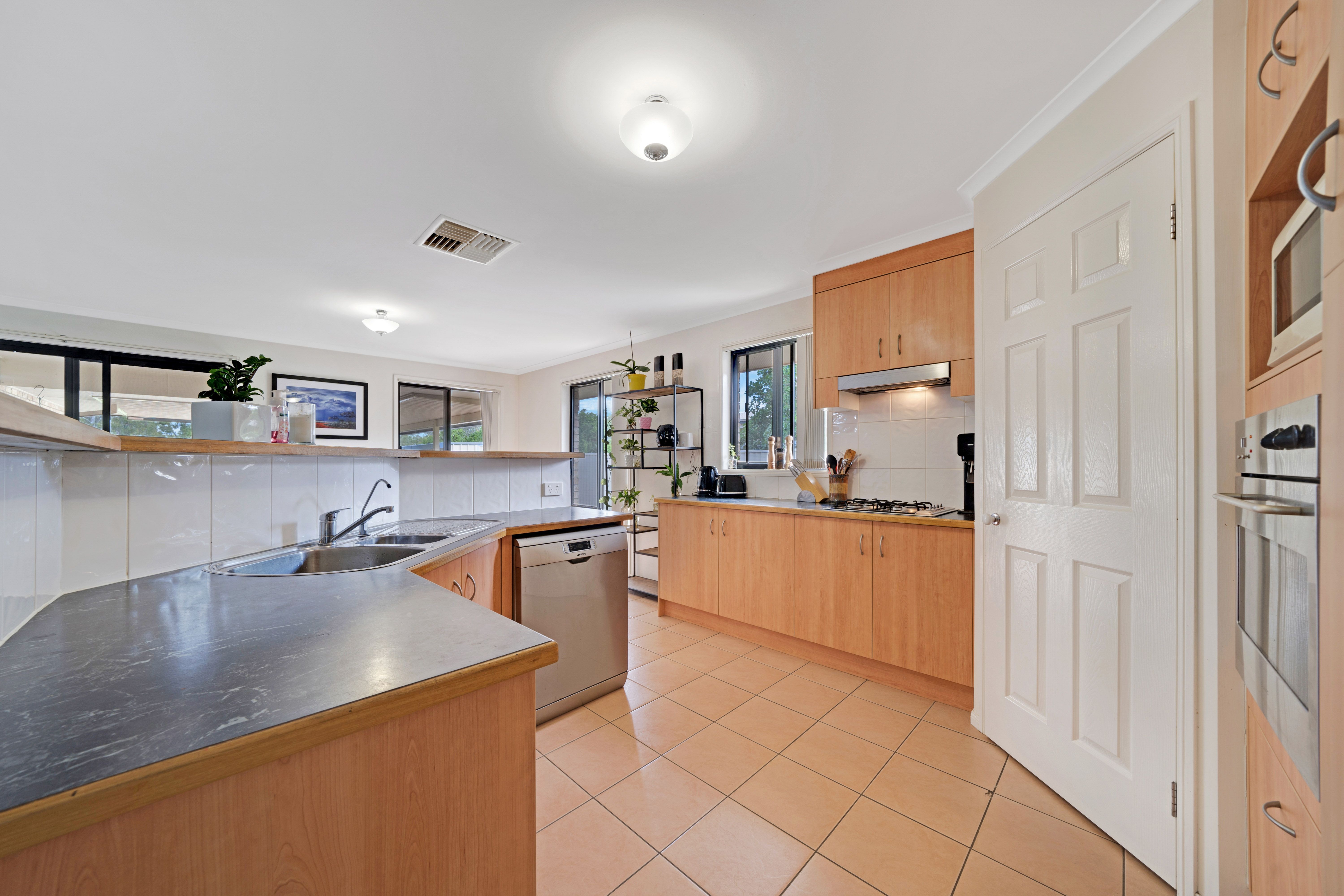 32 Mountain View Crescent, Mount Warren Park, QLD 4207