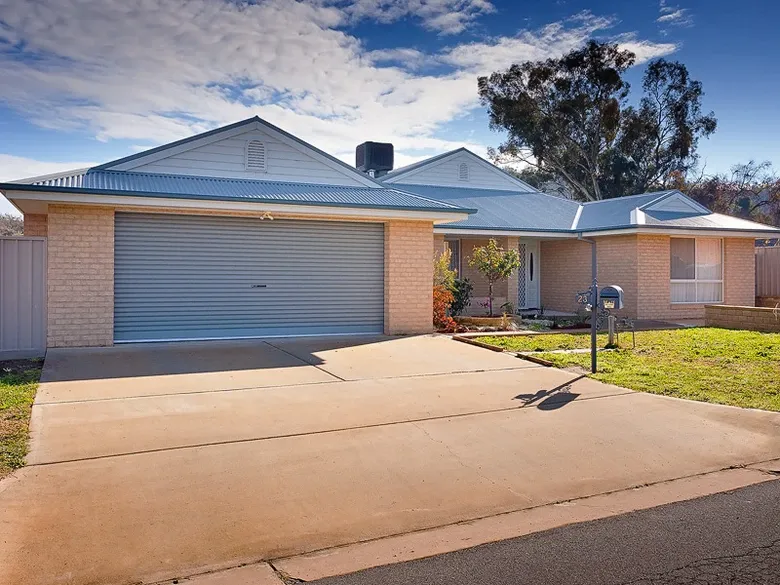 23 Kurrajong Crescent — photo from Ray White Albury Central