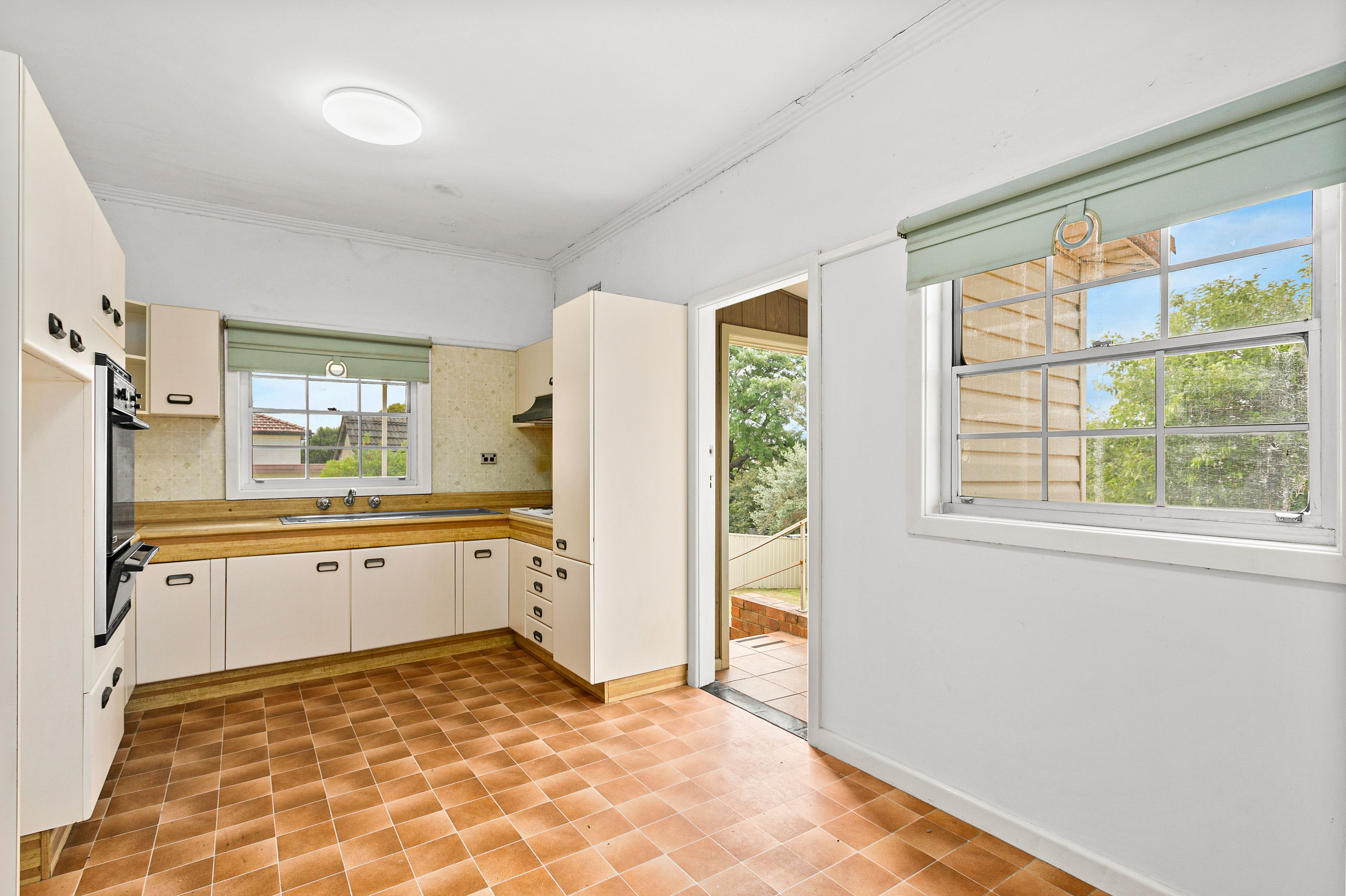 8 Trevor Avenue, Lake Heights, NSW 2502