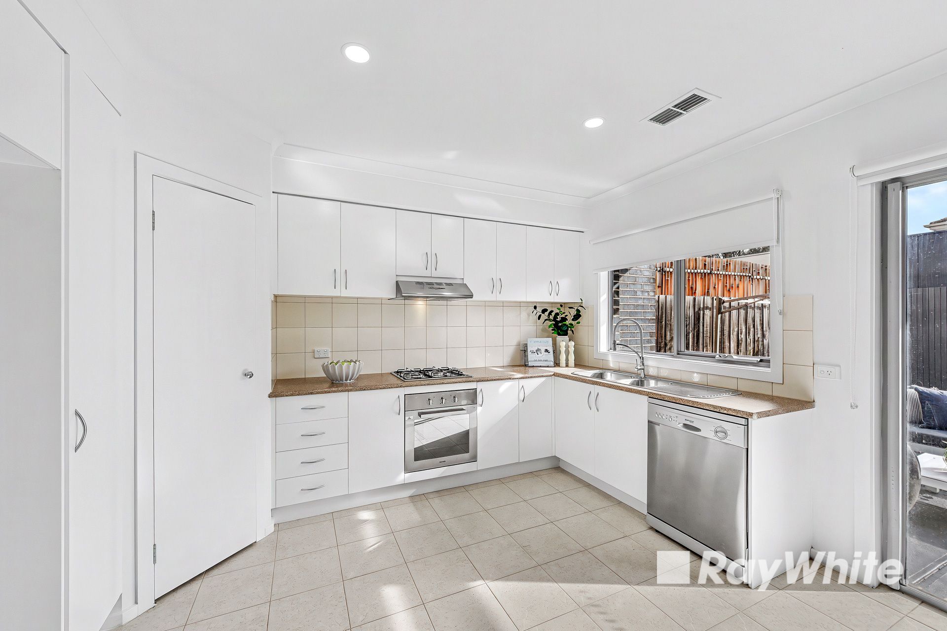 16 Everitt Street — photo 5 of 13