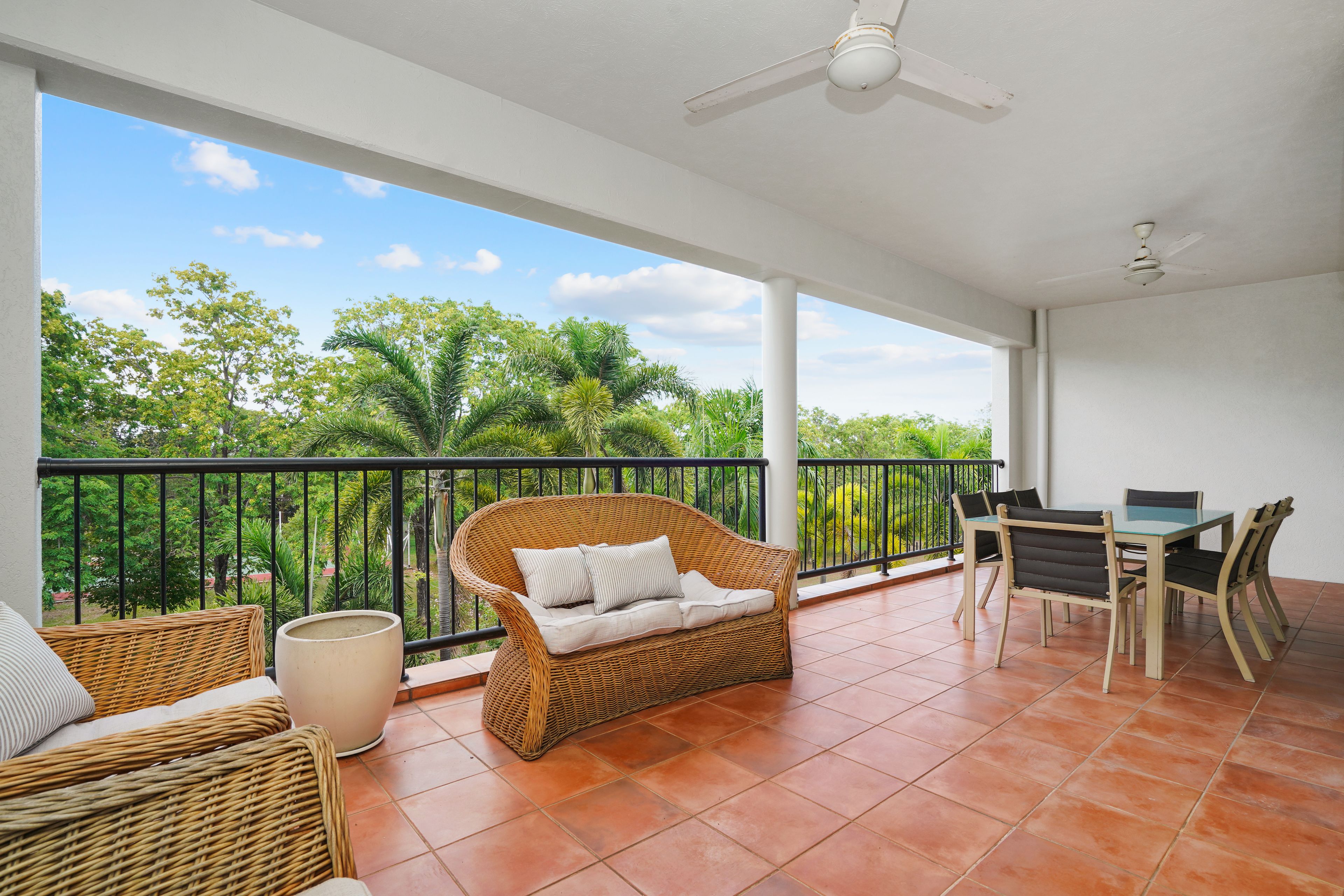 7/2 Poinciana Street — photo from Ray White Bayside