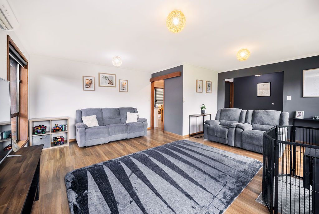 12 Mayfair Crescent — photo 4 of 14