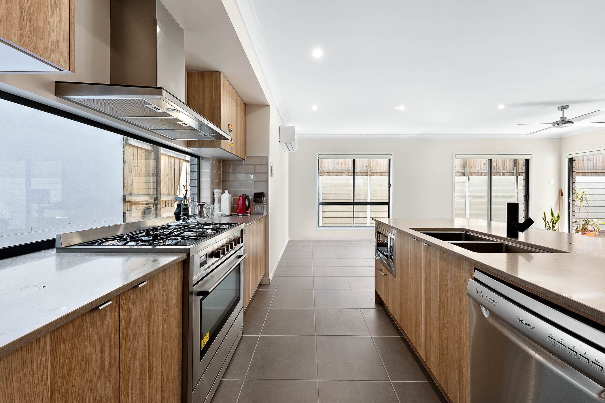 23 Santiago Crescent, SPRING MOUNTAIN, QLD 4300