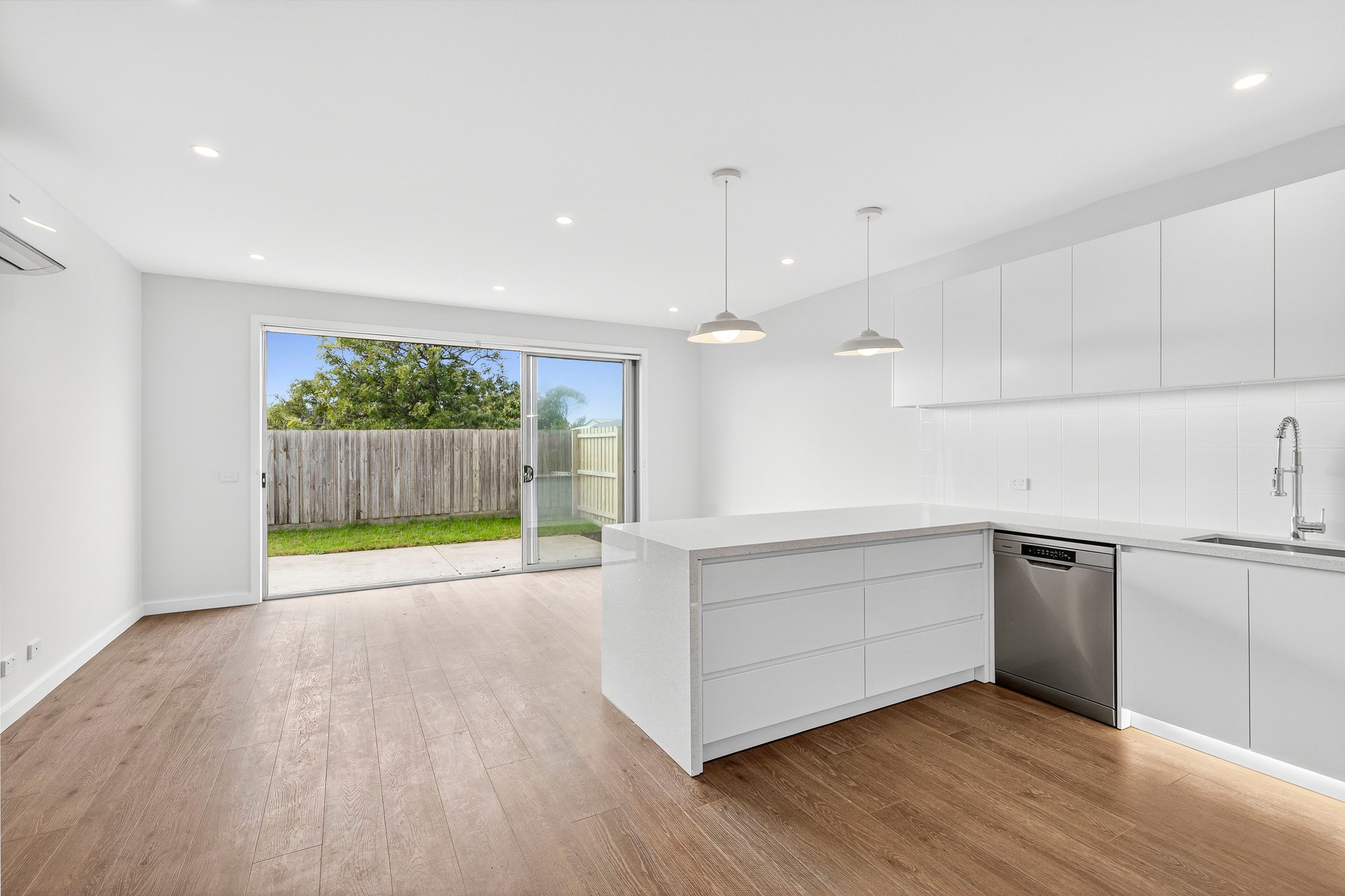 4/47 Leviens Road — photo 3 of 10