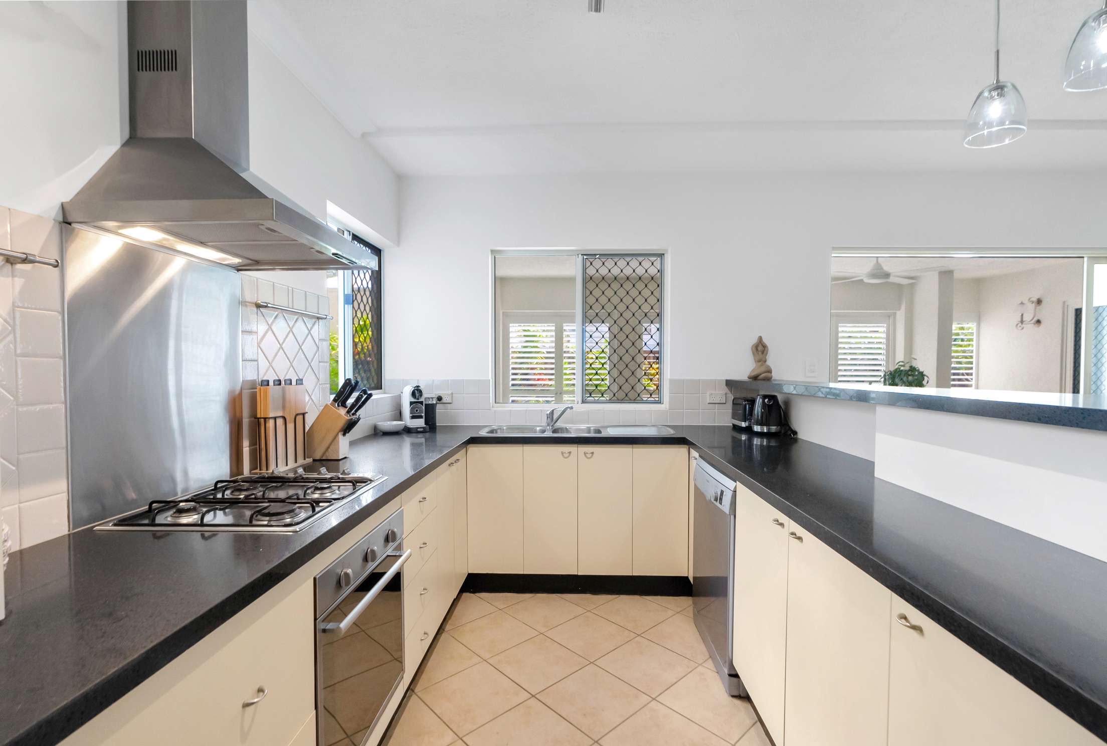 303/2-10 Greenslopes Street — photo 4 of 23