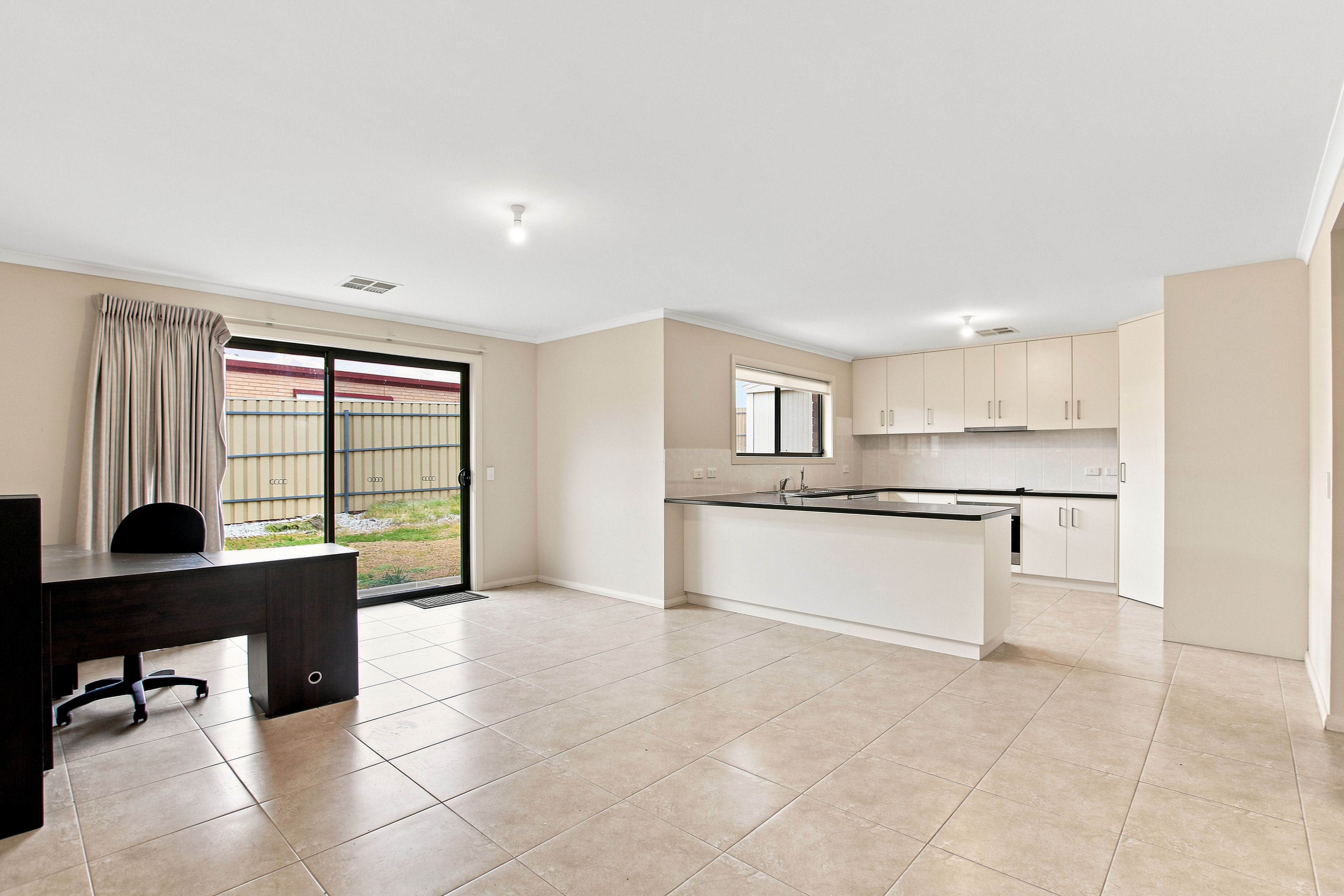 12 Edwards Crescent — photo 5 of 19