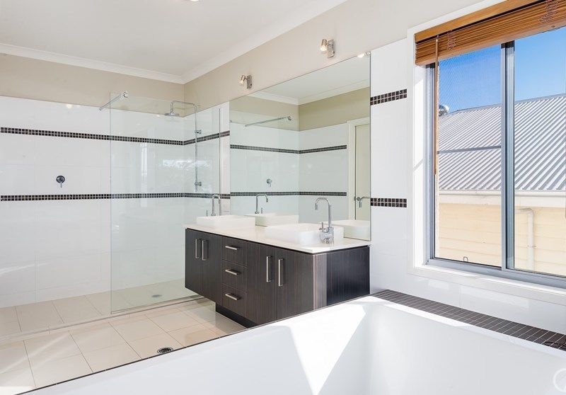 8 Kenwyn Road (Upstairs Unit), Red Hill, QLD 4059