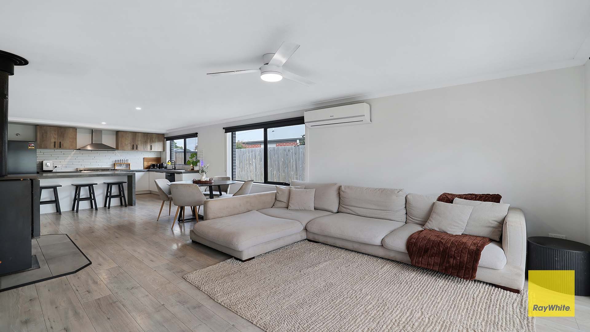 15 Parkside Crescent — photo 10 of 18