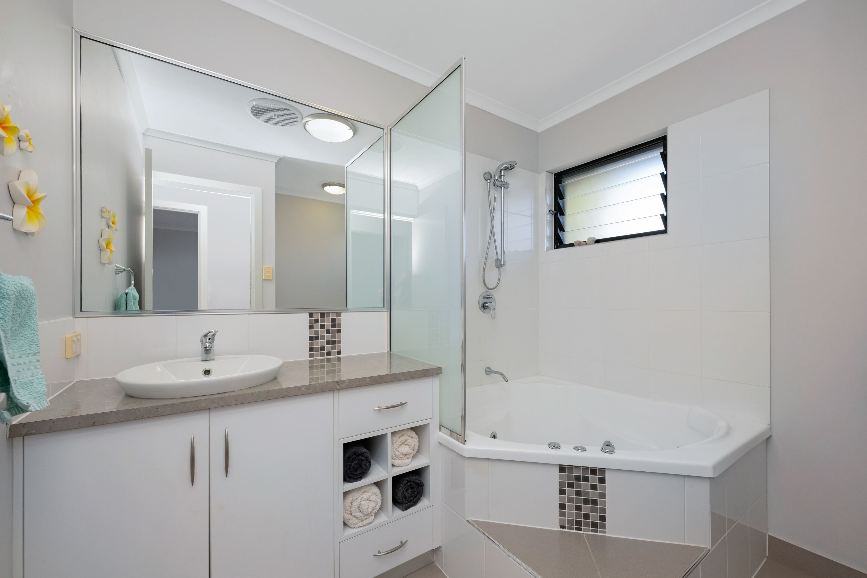 10 Dundabella Drive — photo 12 of 13