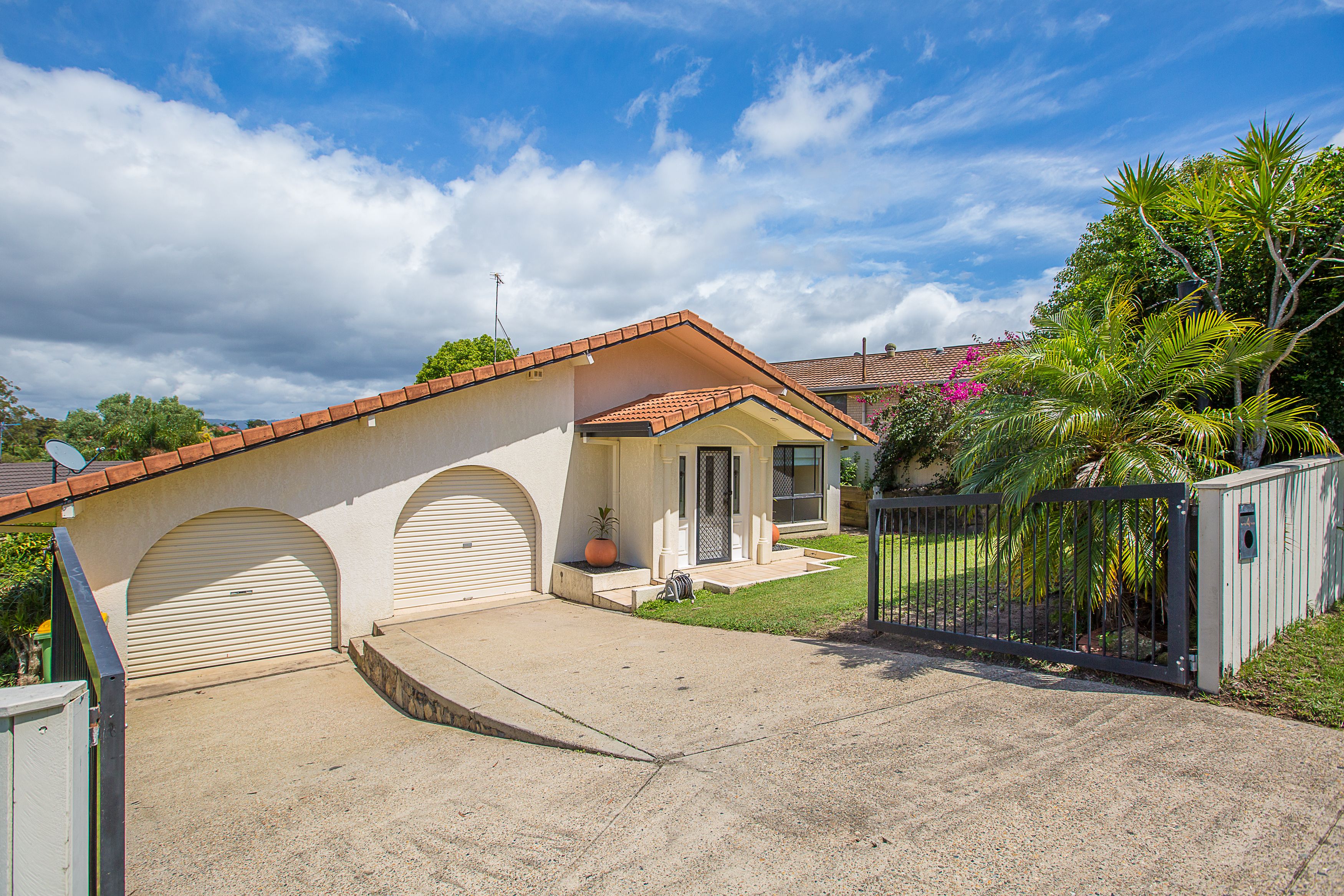 4 Warrigal Crescent, Ashmore, QLD 4214
