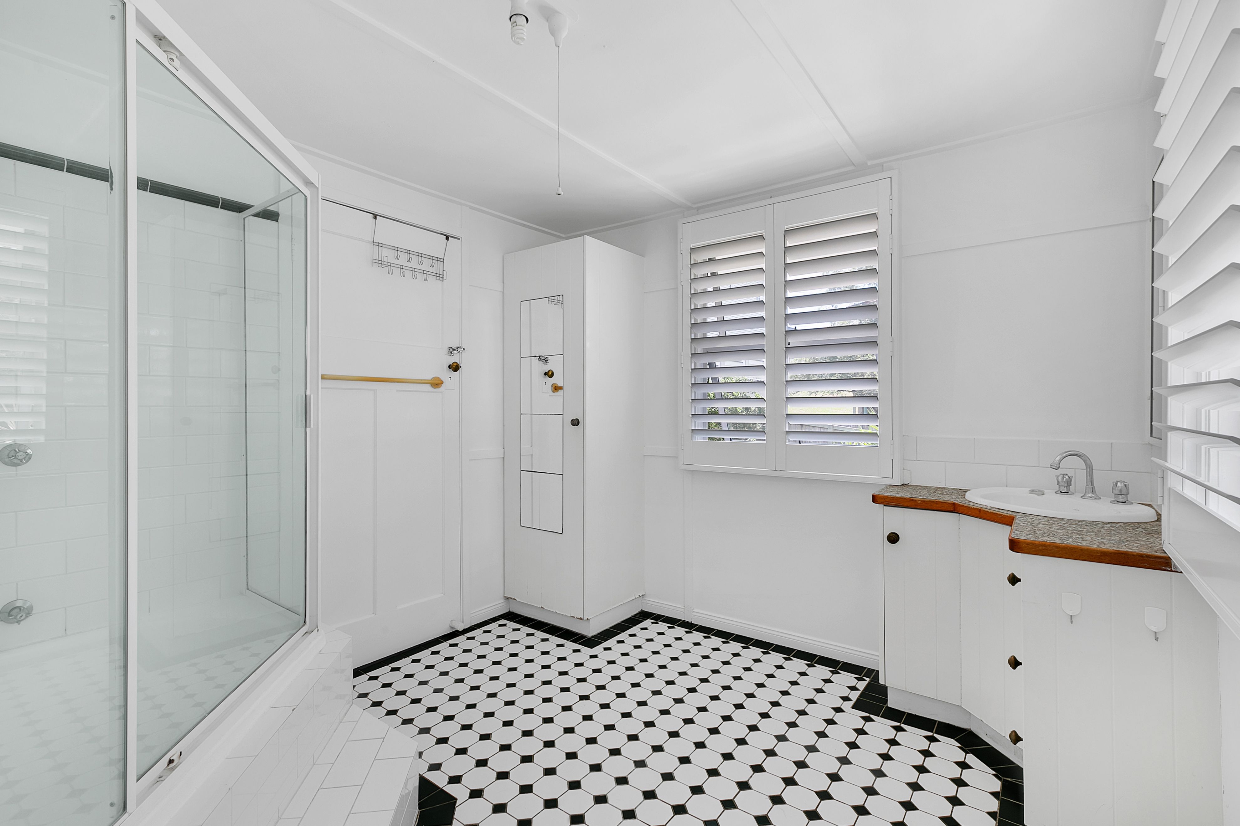 16 Tiny Street, Greenslopes, QLD 4120