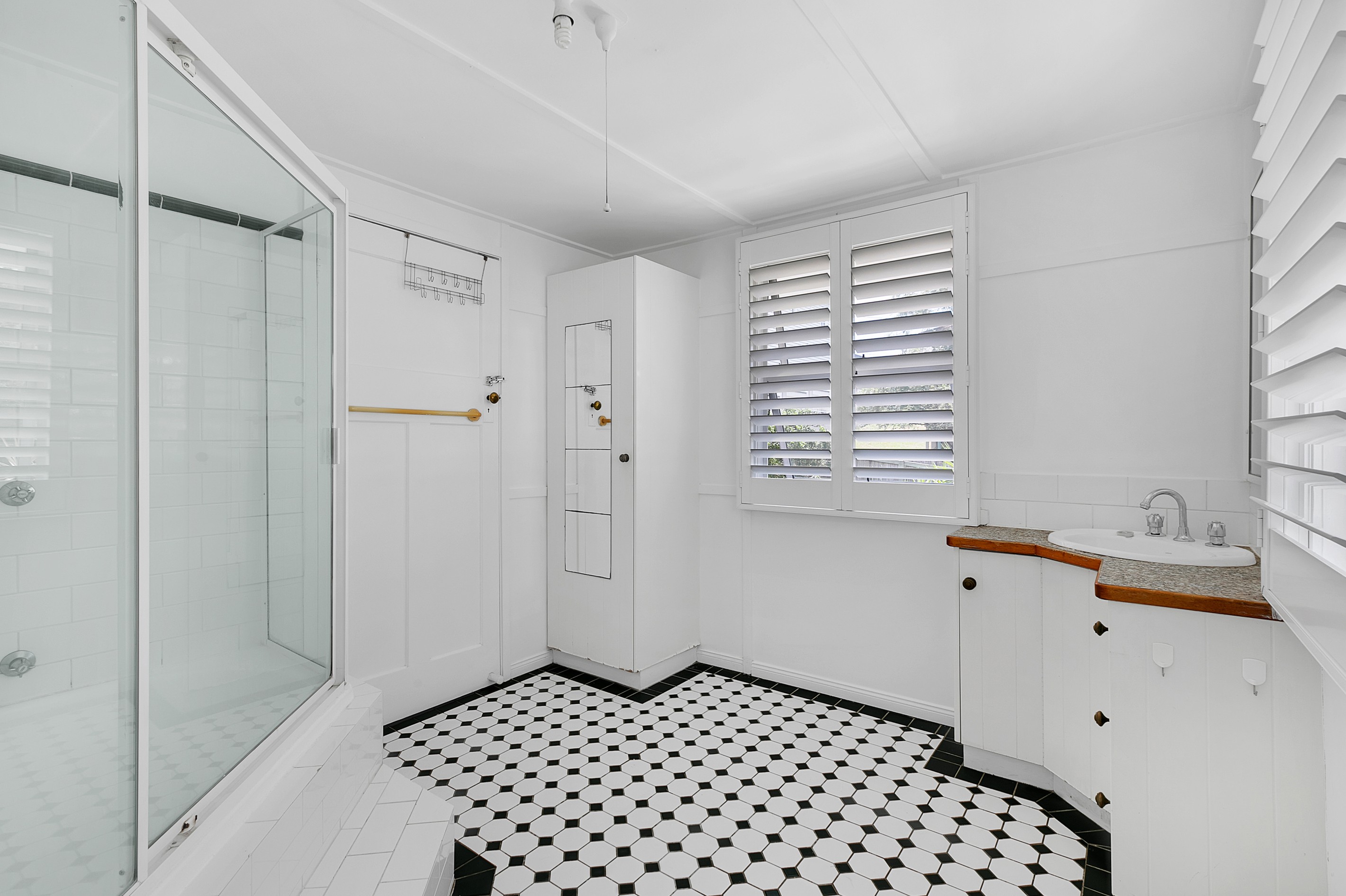 16 Tiny Street, Greenslopes, QLD 4120