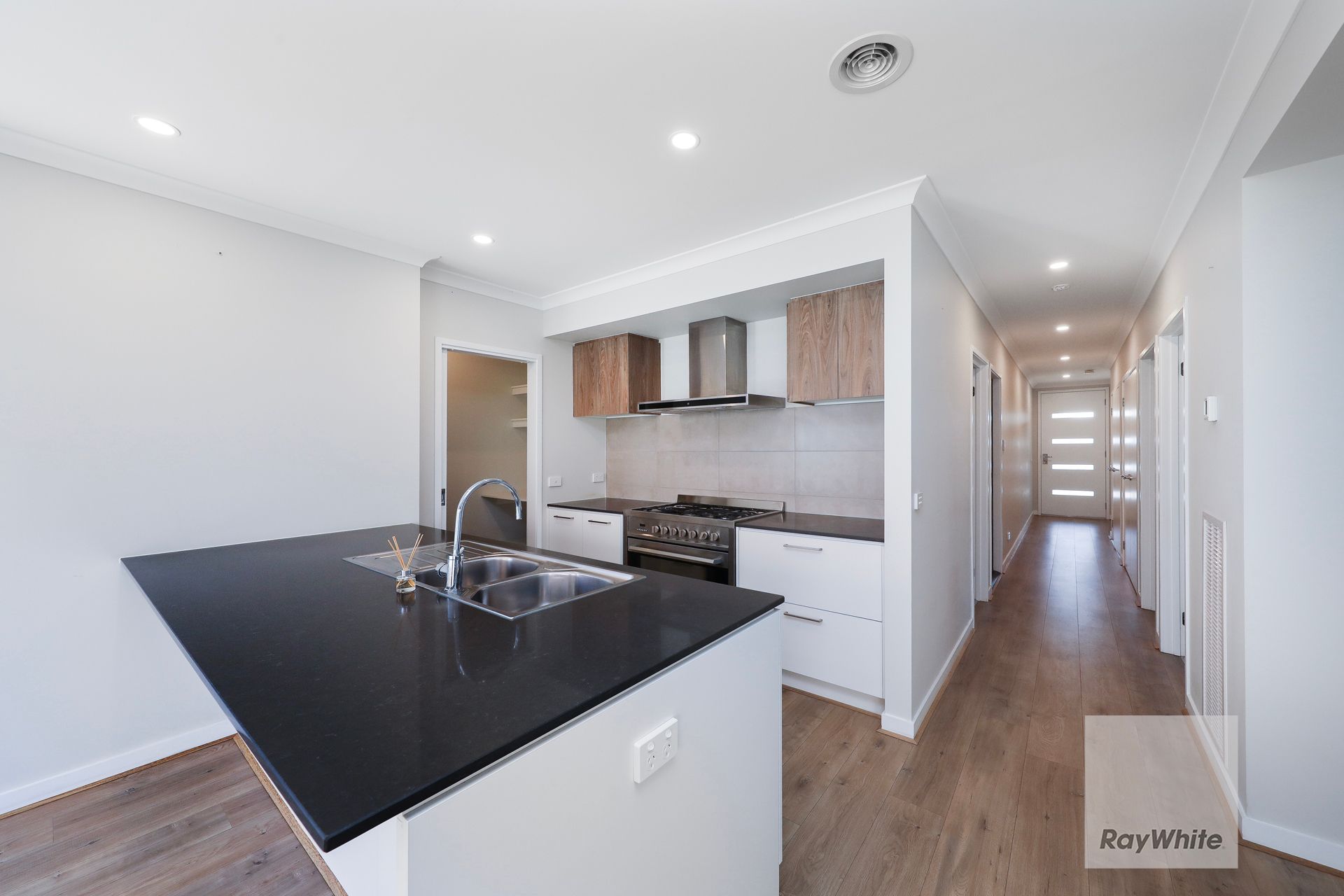 28 Bowenia Avenue — photo 6 of 12