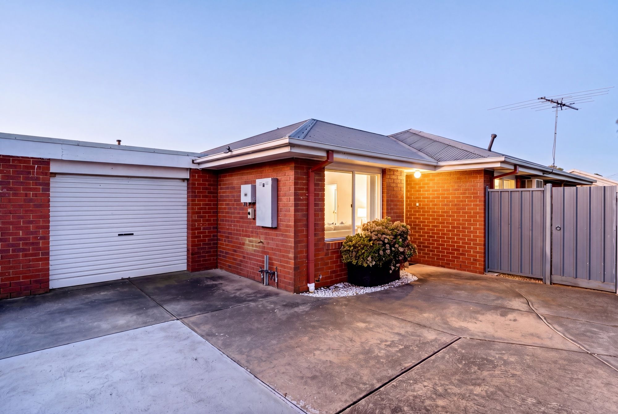 2/35 Gordon Avenue South — photo from Ray White Altona