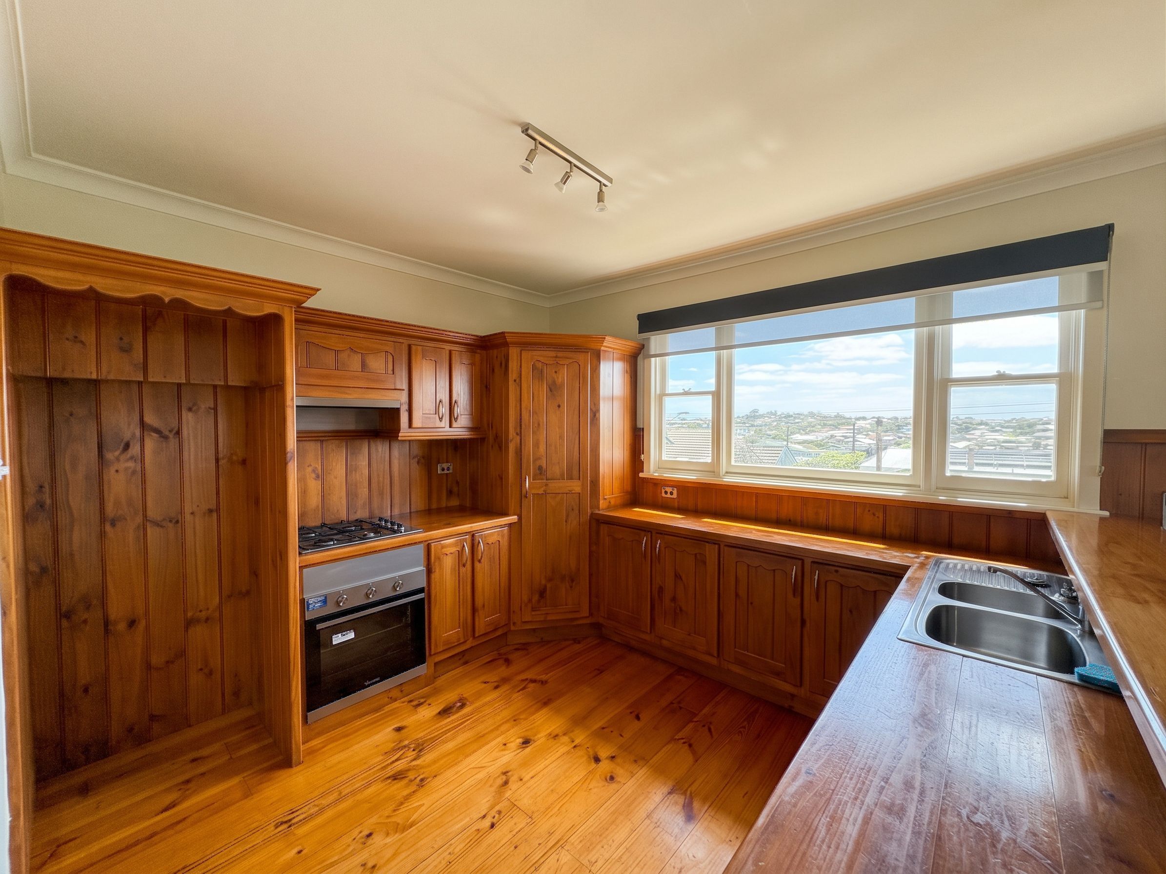 1 Lachlan Street — photo 2 of 7