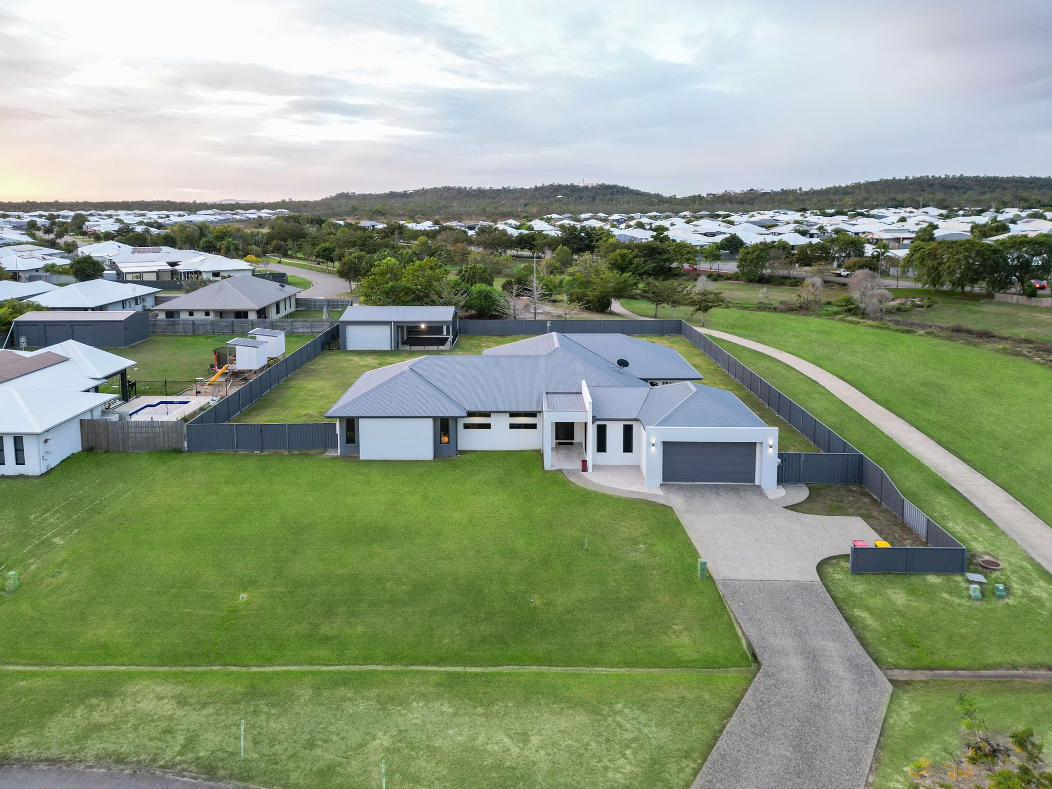 22 Gundabluey Crescent, Mount Low, QLD 4818