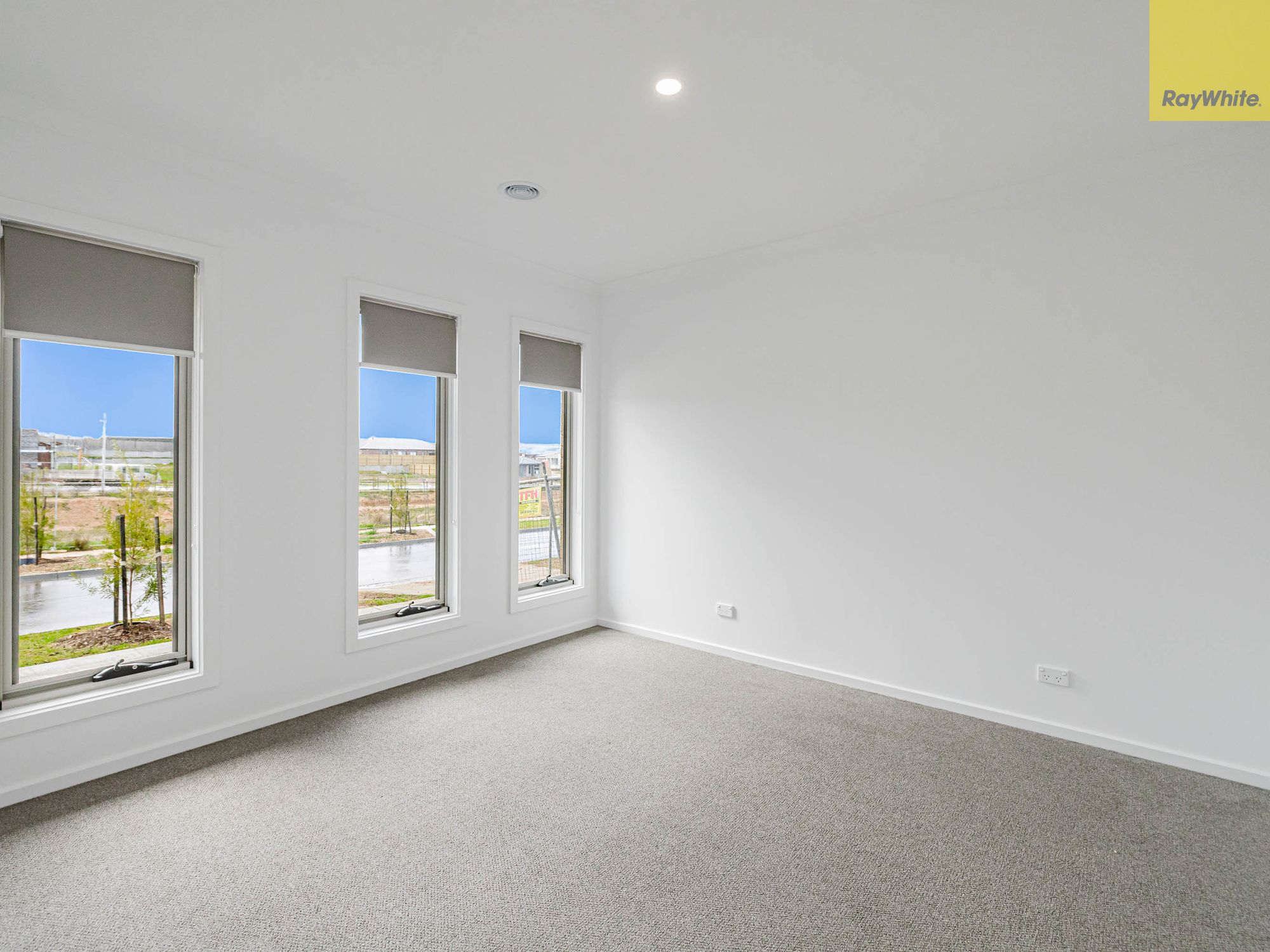 8 Valda Crescent — photo 6 of 14