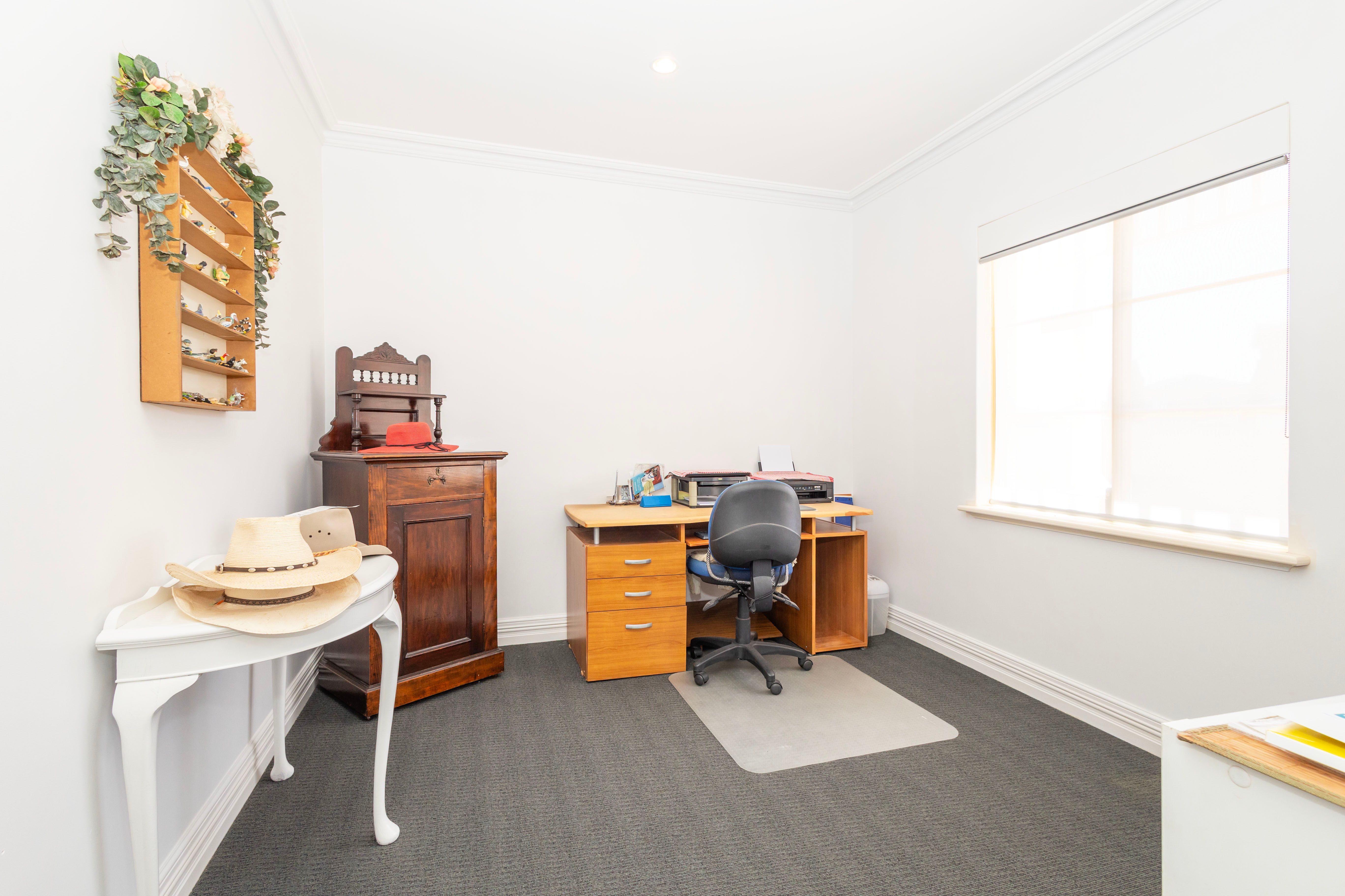 18 CASUARINA Crescent — photo 24 of 30
