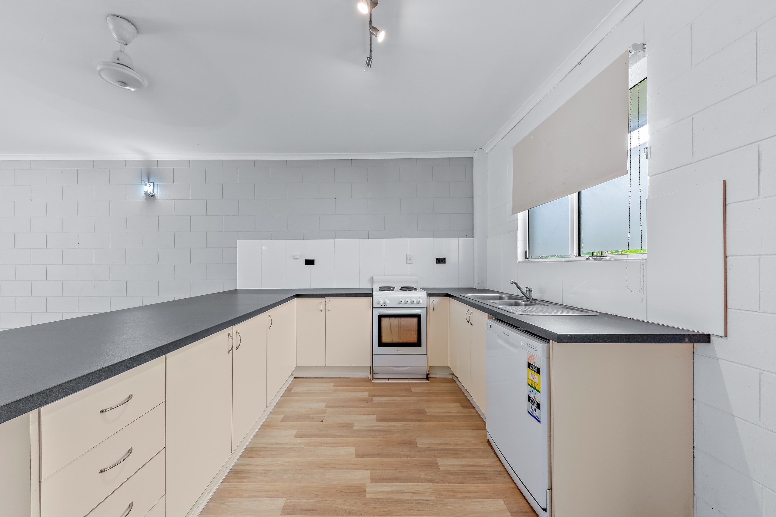 8/14 Island Drive, Cannonvale, QLD 4802