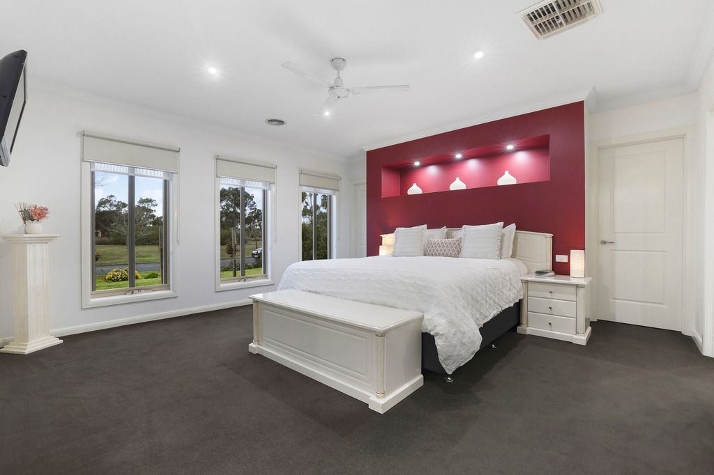 6 Eppalock Drive, MANOR LAKES, VIC 3024