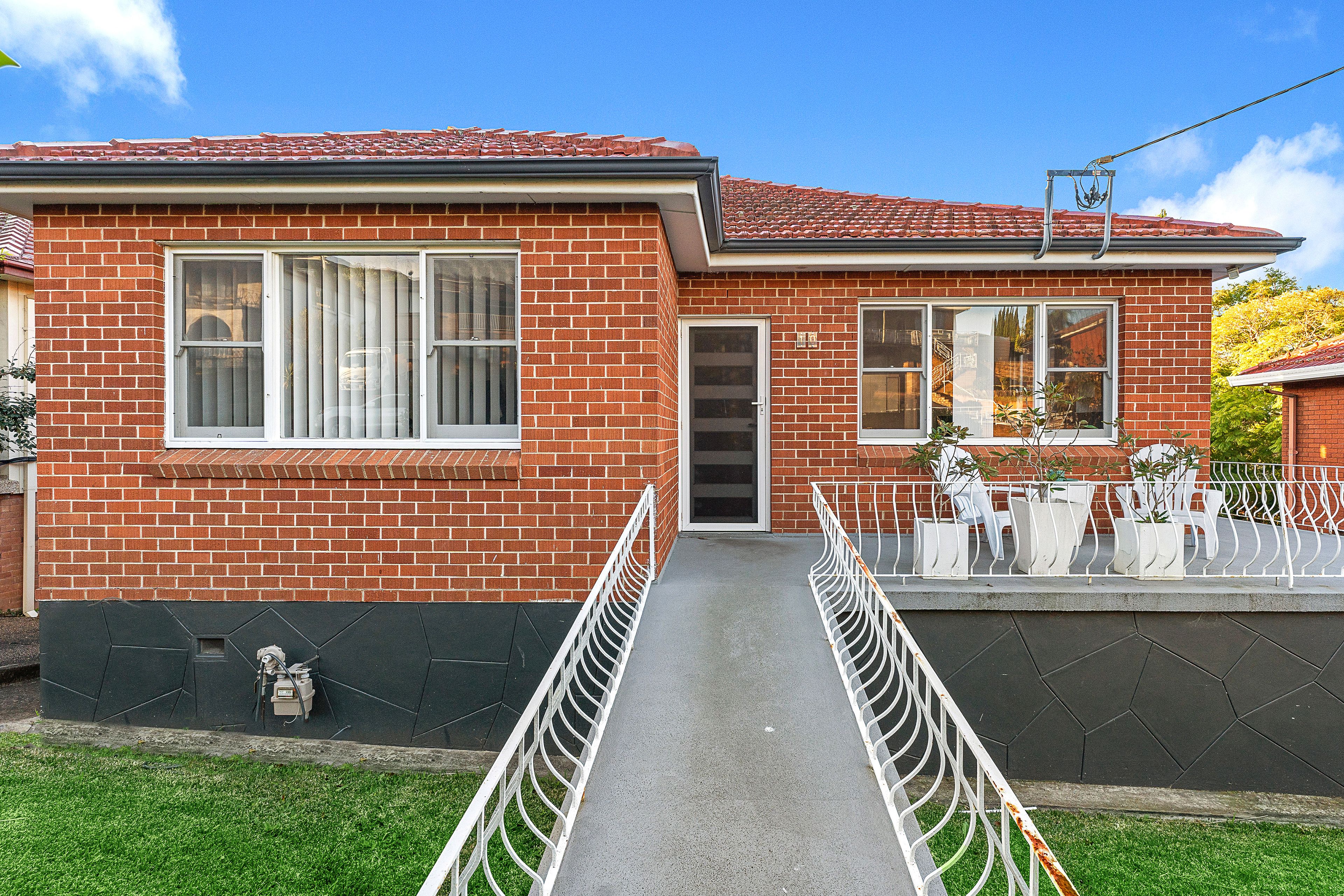10 Beverley Avenue, Unanderra, NSW 2526