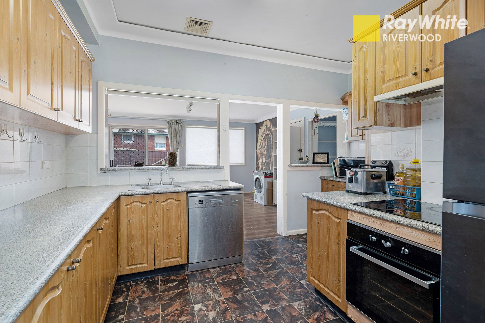 2 Sparkes Avenue — photo 4 of 11