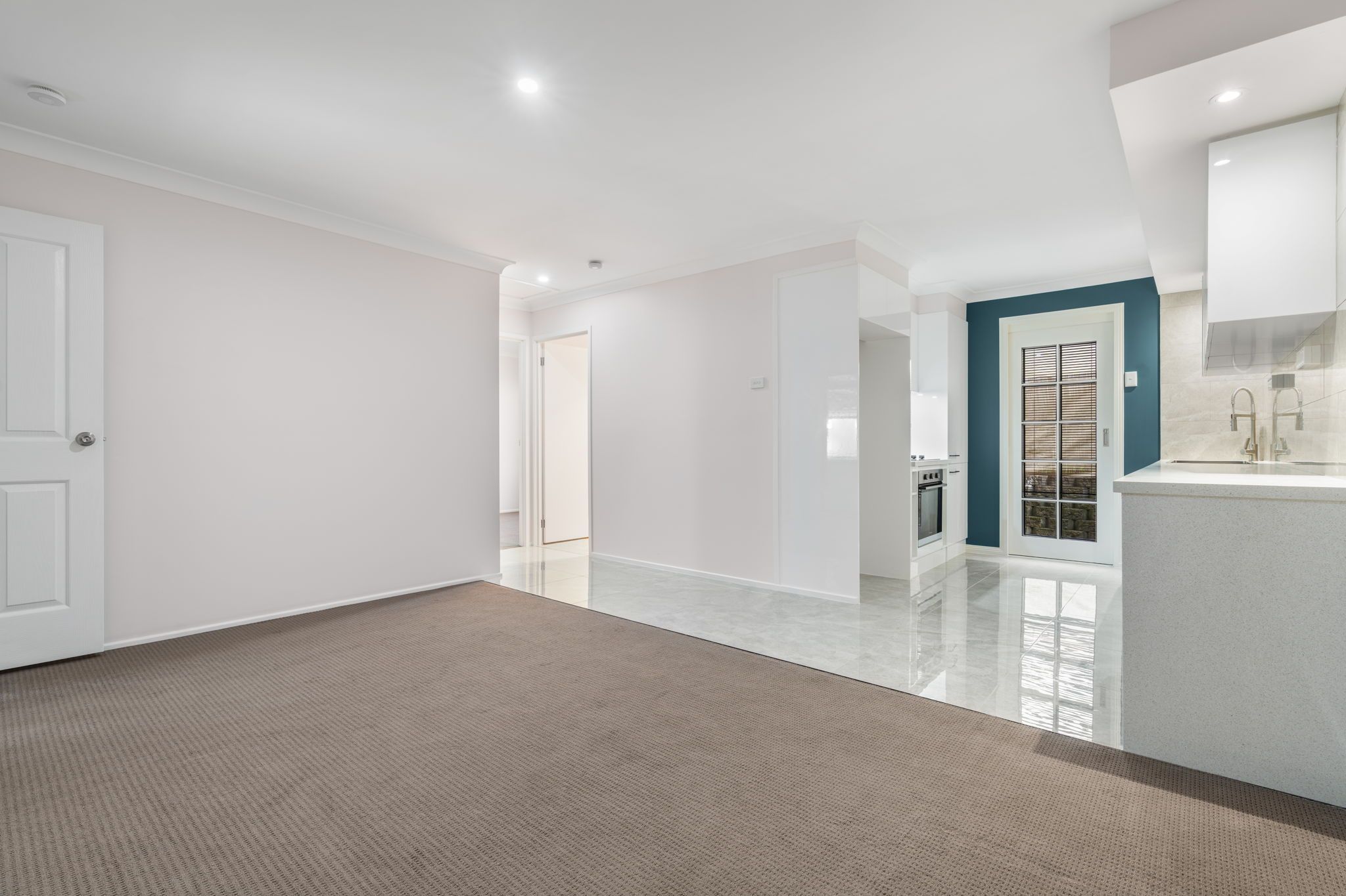 6/3 Bruce Road — photo 3 of 11